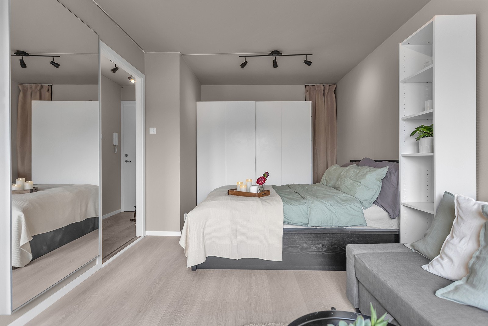 I stuen er det plass til sofagruppe, dobbeltseng og garderobeskap Galleribilde