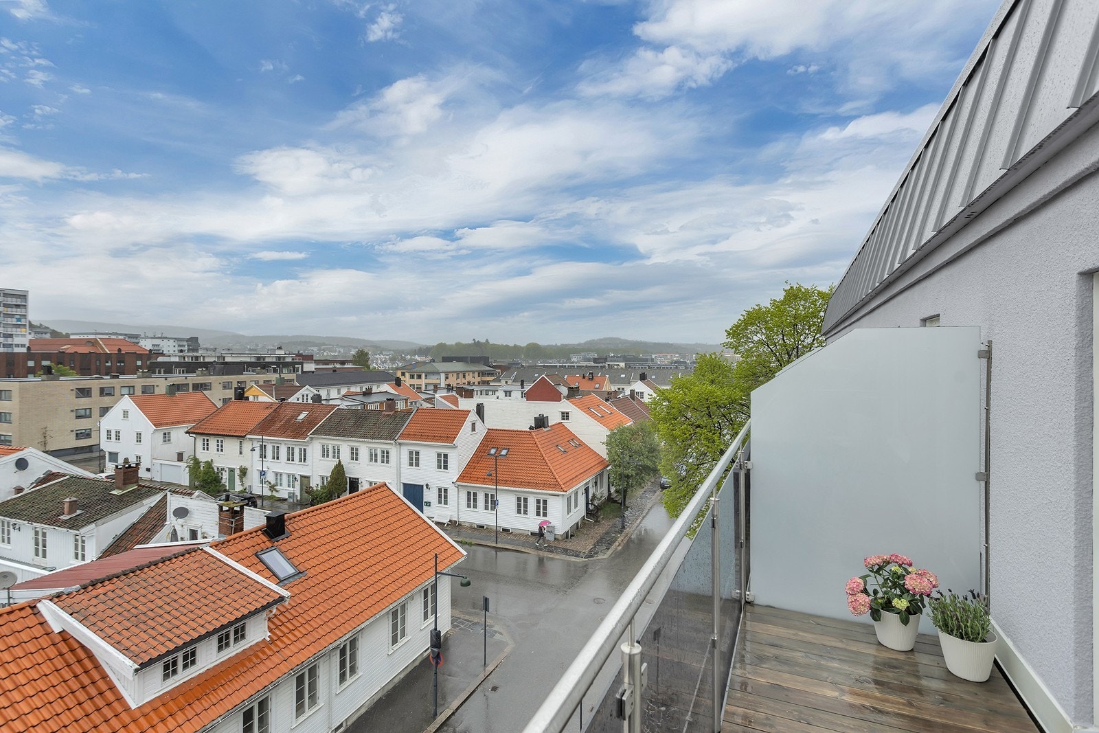 Fra balkongen er det utsikt over byen Galleribilde