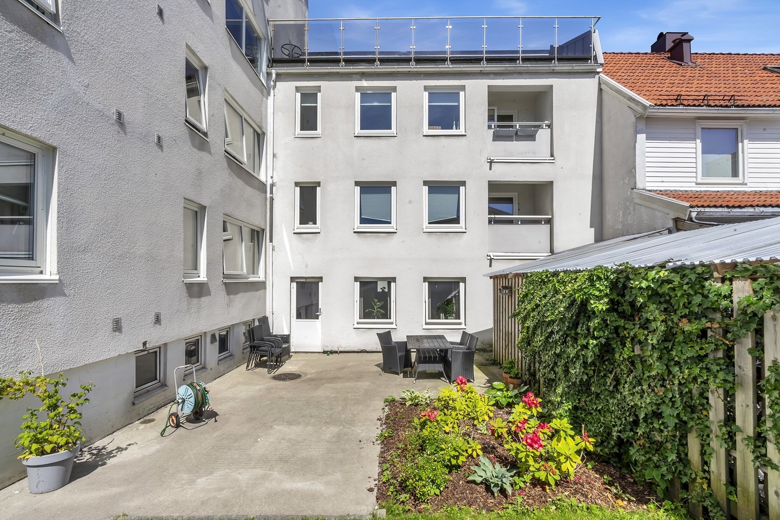 Hyggelig, opparbeidet bakgård som kan benyttes av beboerne Galleribilde