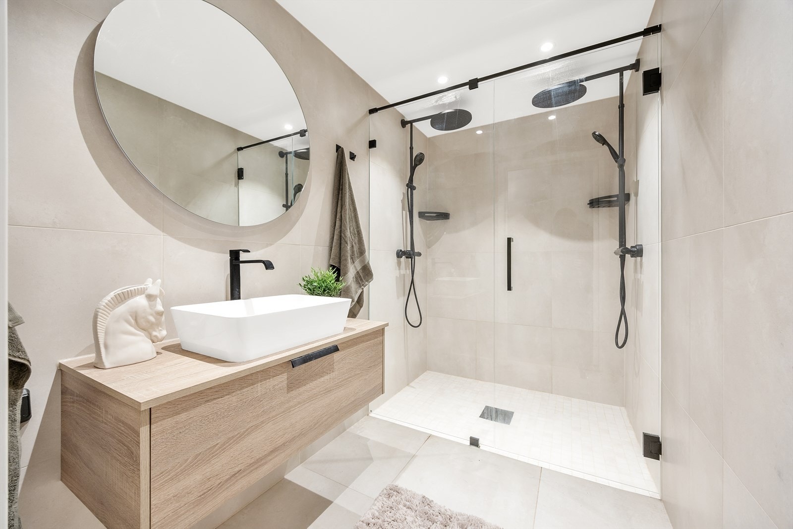 Badet er rehabilitert i regi av borettslaget i 2020. Varmekabler i gulvet og downlights i himlingen. Galleribilde