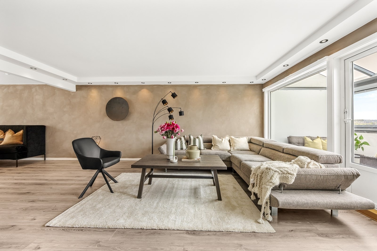 Dette er en stor og lekker 4-roms i toppetasje. En lys leilighet med flott utsikt. Med 2 innglasserte balkonger har du et totalt bruksareal på 119 m². Galleribilde