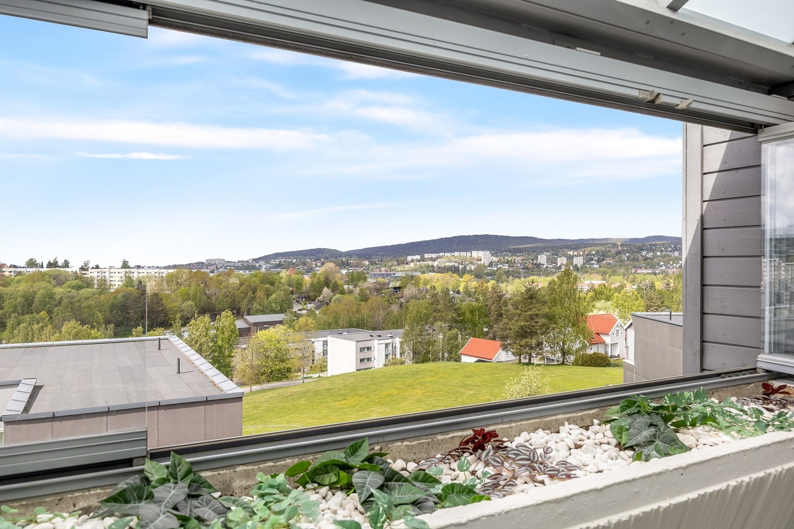 Balkongen er vestvendt, og har svært gode solforhold. Her kan man nyte trivelig utsyn over grøntområder, omkringliggende bebyggelse og åslandskapet. Galleribilde