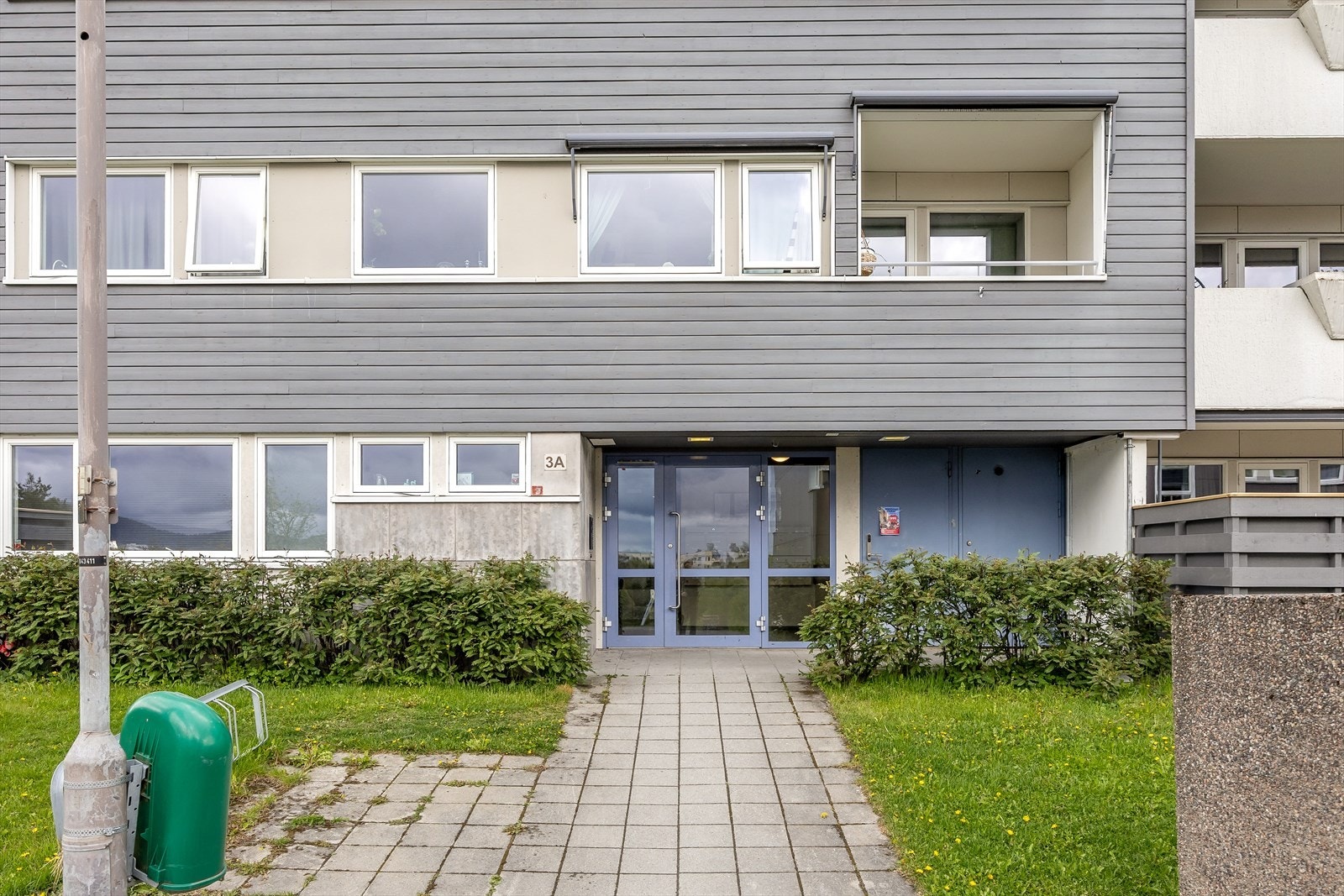 Inngangspartiet er oversiktlig og pent opparbeidet. Galleribilde