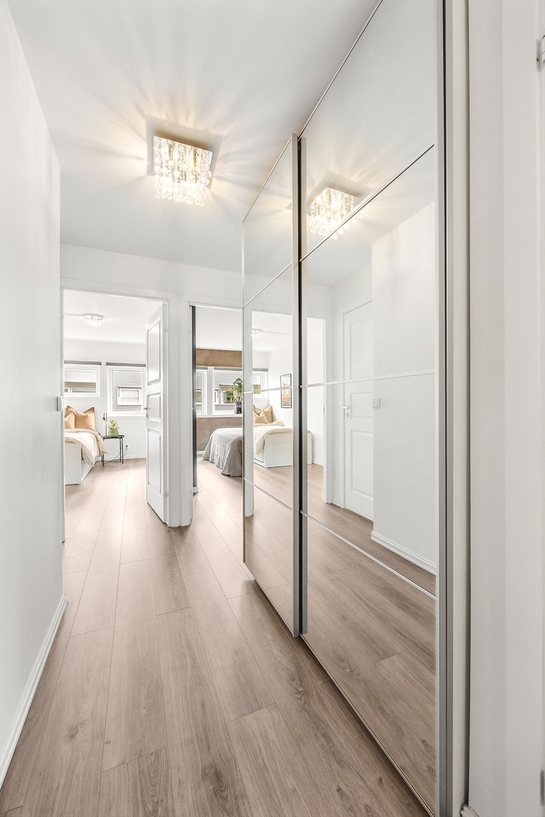 Skyvedørsgarderobe med speilfronter også i andre enden av gangen, gir rikelig med oppbevaringsplass. Galleribilde