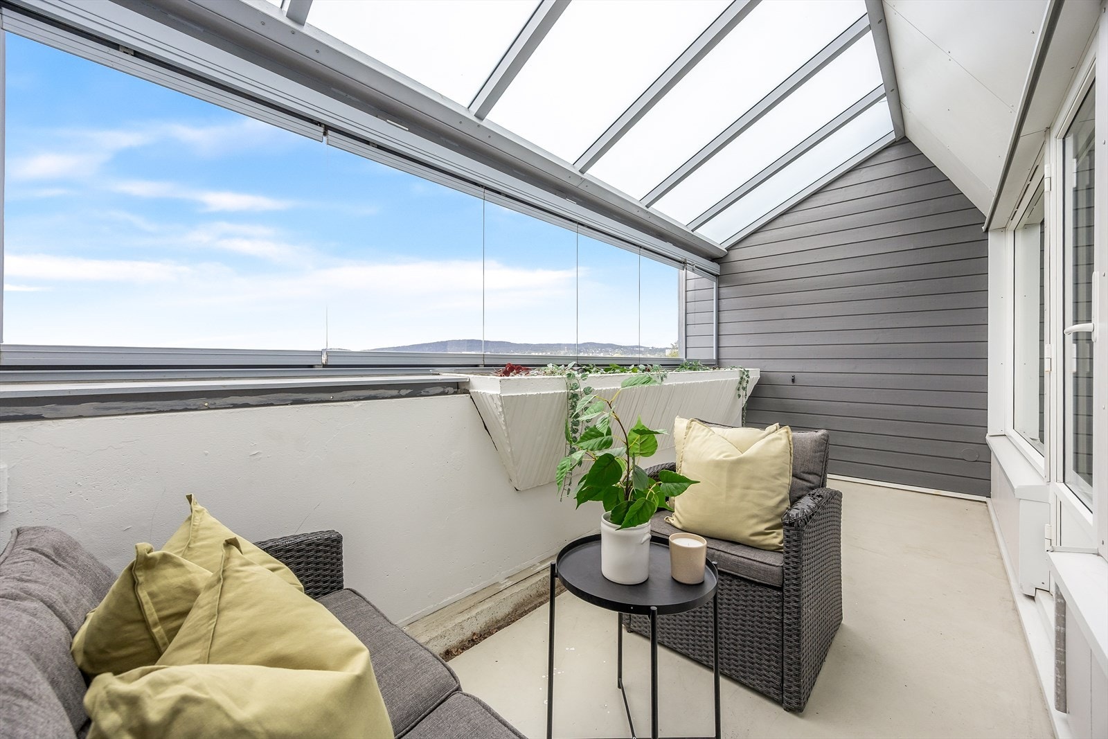 Balkongen er på 9 m² og har god plass til sittegruppe og grillsone. Galleribilde
