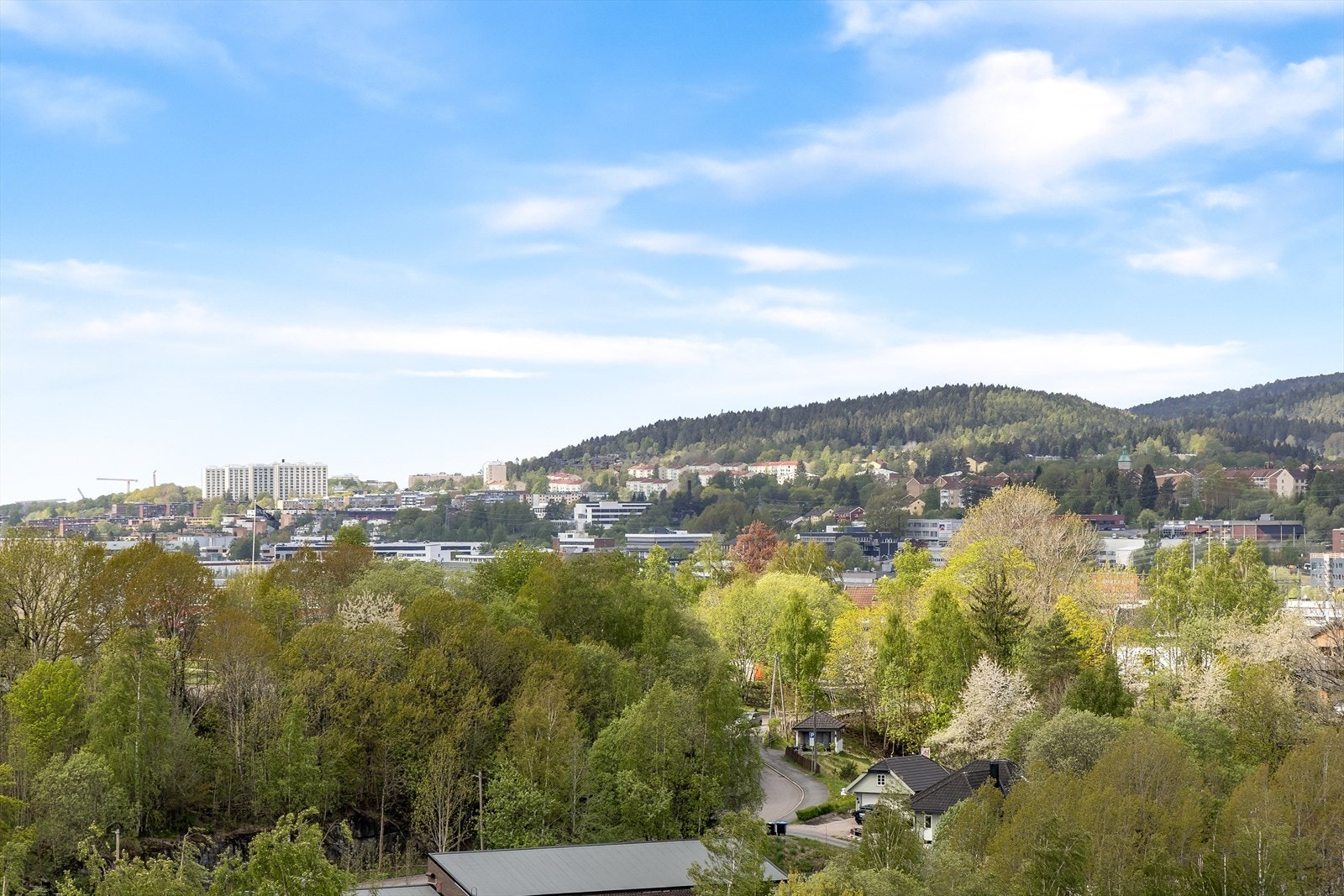 Utsikt fra balkongen. Kort vei til Haugenstua stasjon med L1-linjen, som gir effektiv reisevei til Oslo S. Galleribilde