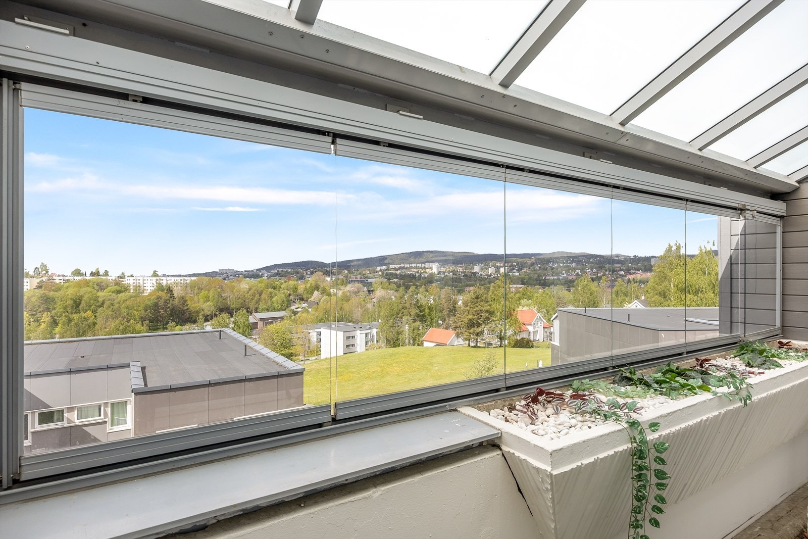 Innglassingen skjermer fra vær og vind. Kan åpnes helt om ønskelig. Galleribilde