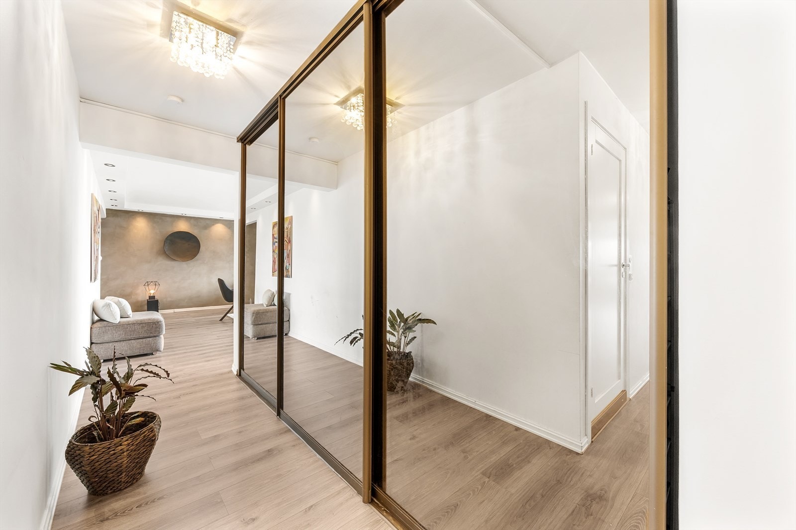 Stor skyvedørsgarderobe med speilfronter som sørger for en optimal romfølelse. Galleribilde