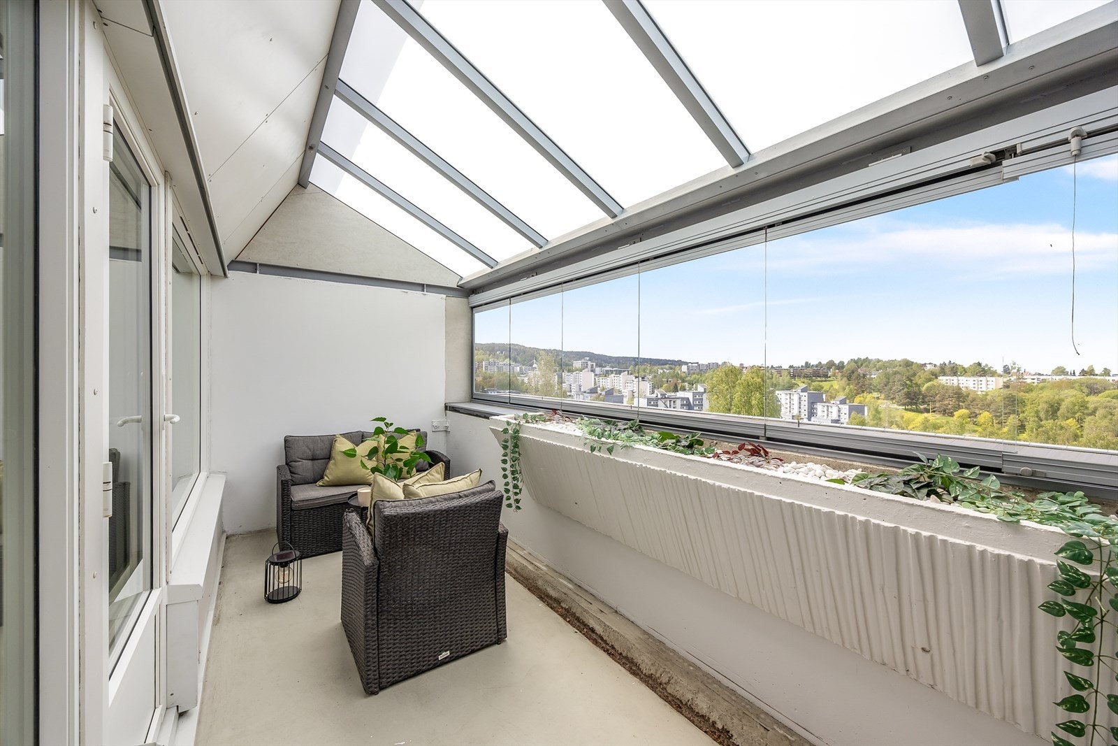 Et trivelig uteområde som forlenger stuen i sommerhalvåret. Galleribilde