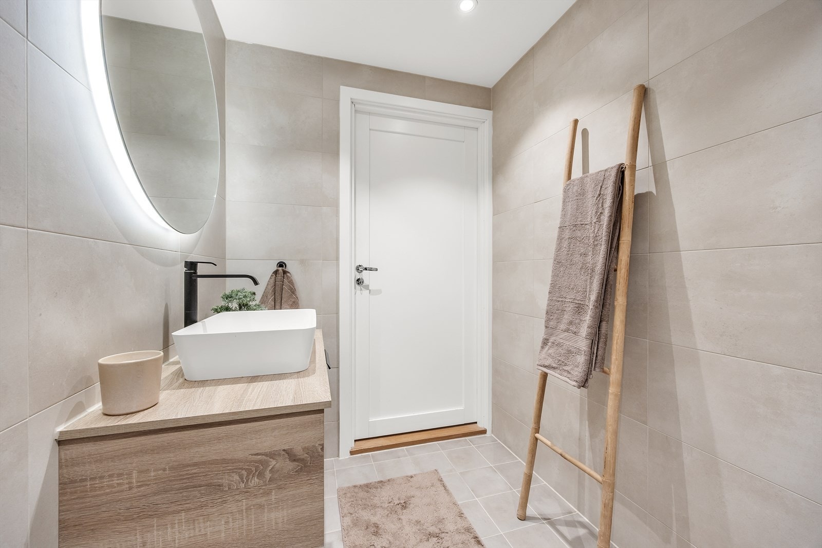 I rommet er det lagt elektriske varmekabler for økt komfort, og dimbare downlights i himlingen. Galleribilde