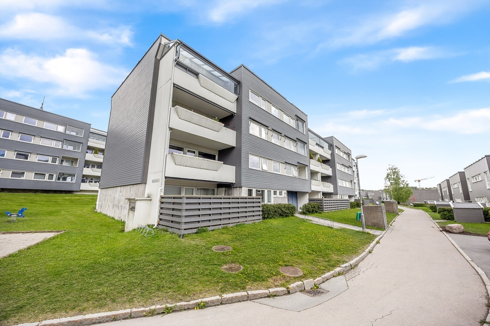Leiligheten er en del av Slåttevangen Borettslag som består av består av 251 boenheter med adresser i Høybråtenveien 1-11 Galleribilde