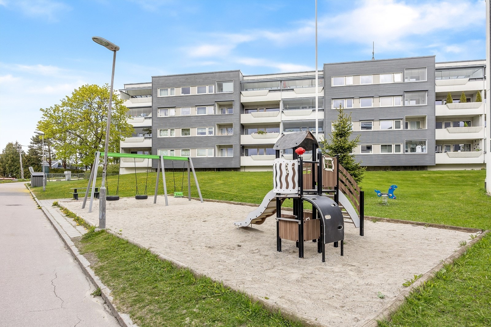 Fellesområdene er tilrettelagt for barnefamilier, med lekeapparater og sand. Galleribilde