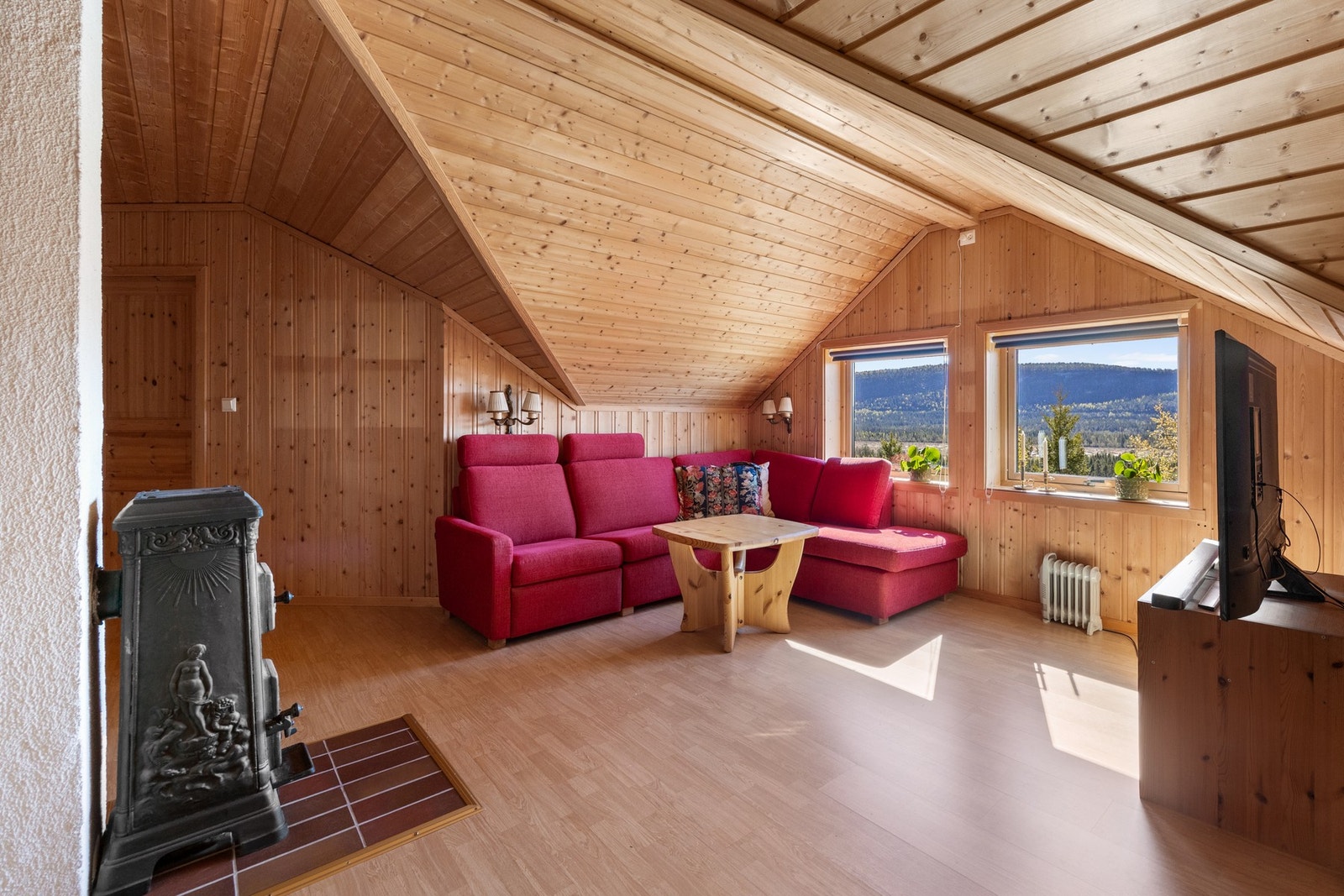 Loftstue - ca 27 kvm. Romslig areal med mange bruksmuligheter! Galleribilde
