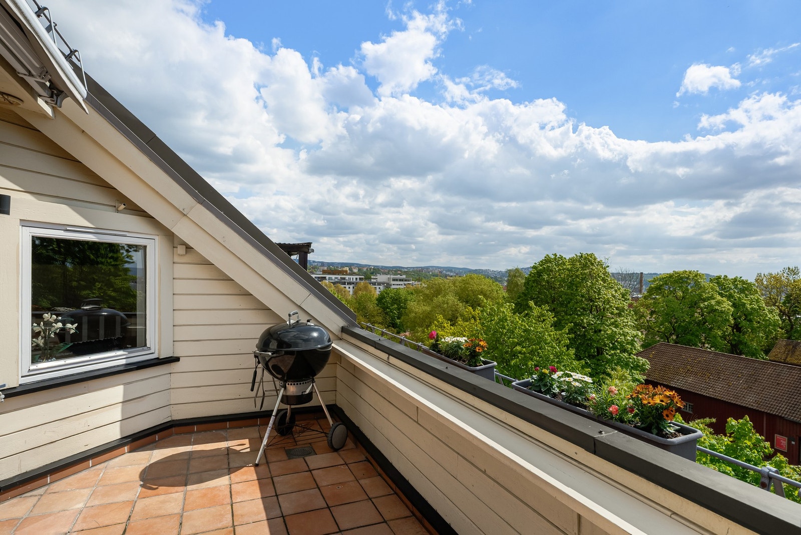 Terrassen er stor, og har plass til både spisebord og grill. Galleribilde