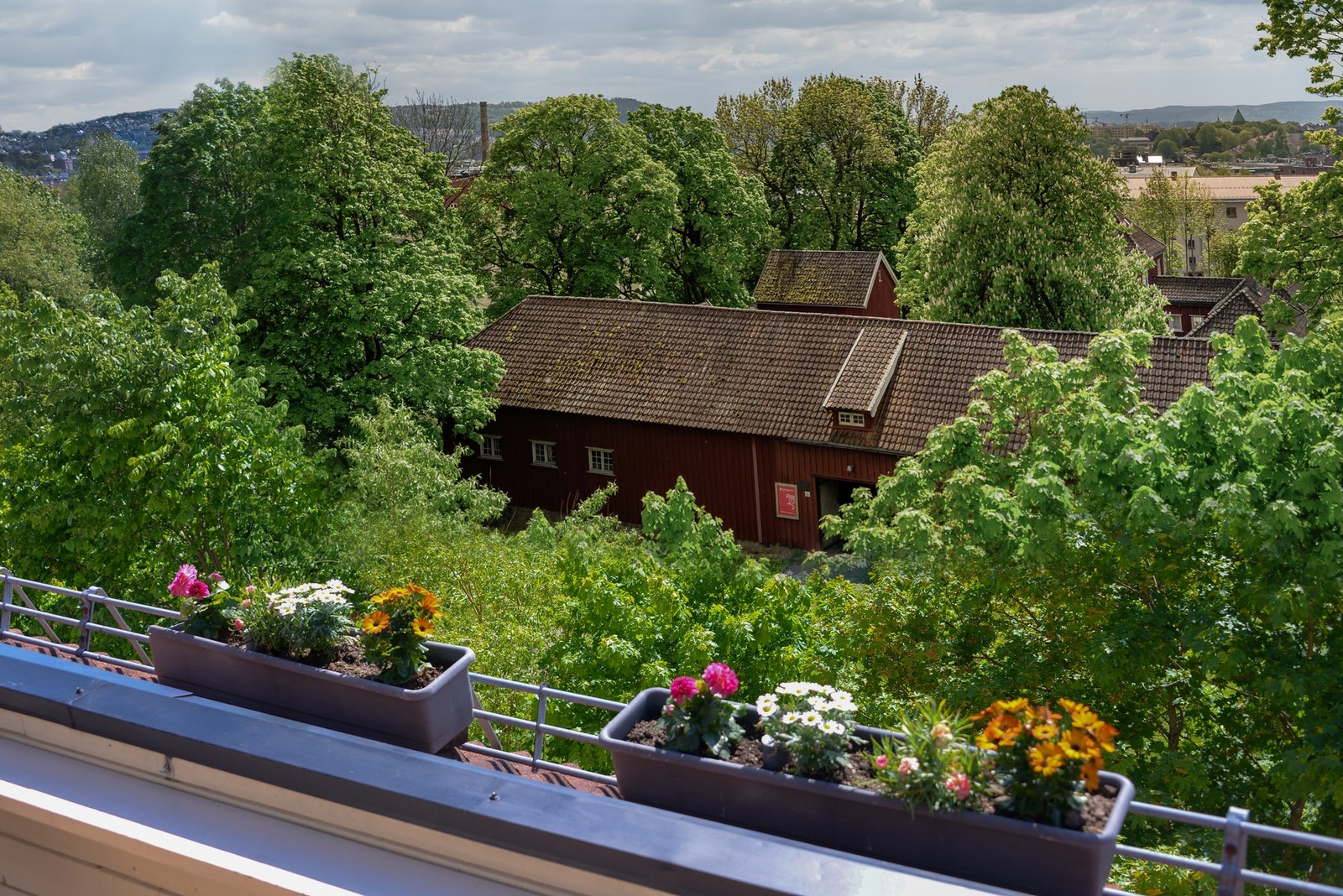 Fra takterrassen ser du ned på fredede Vøienvolden gård. Galleribilde