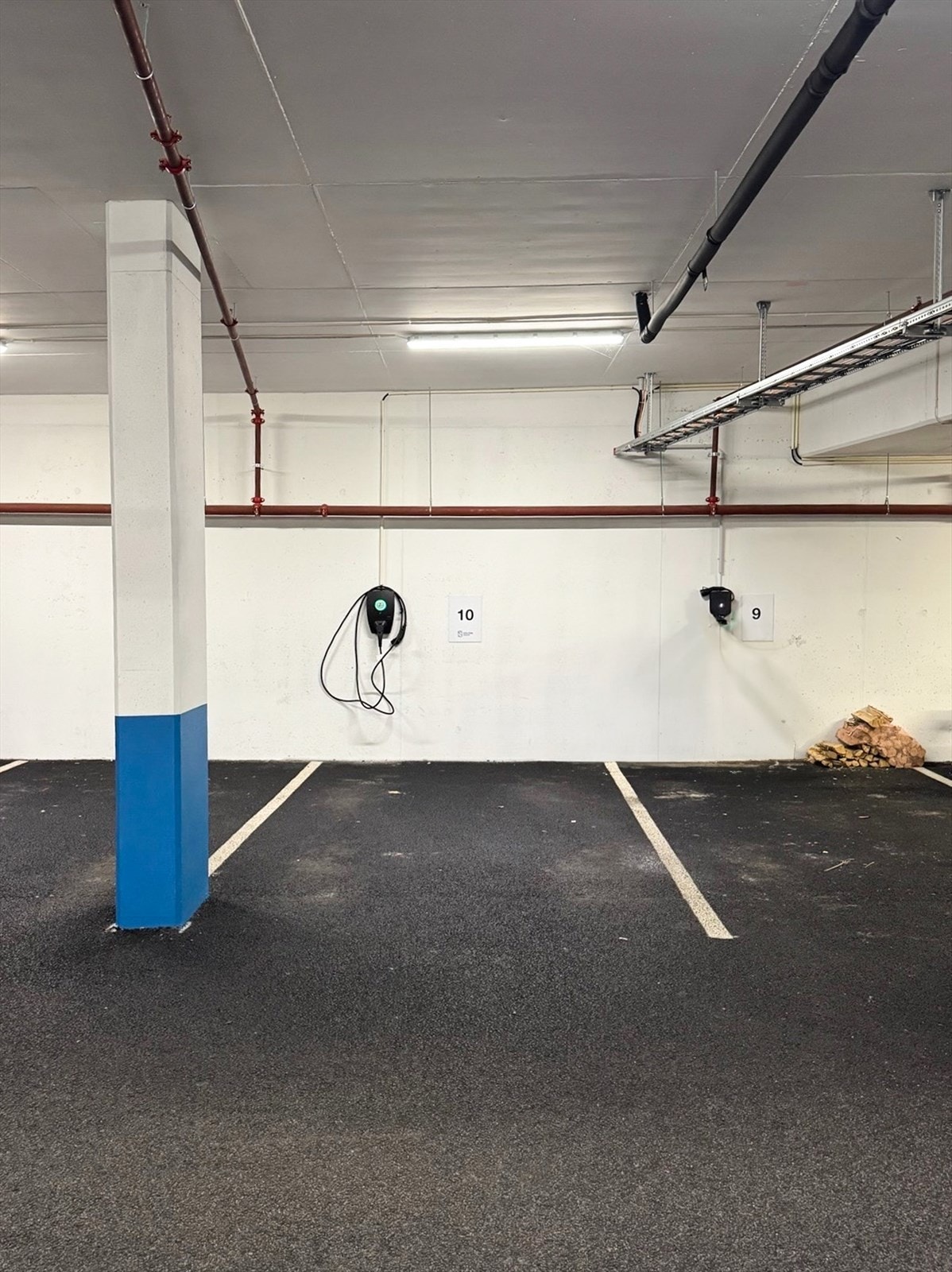 Parkering i lukket garasjeanlegg med EL-bil lader. Galleribilde