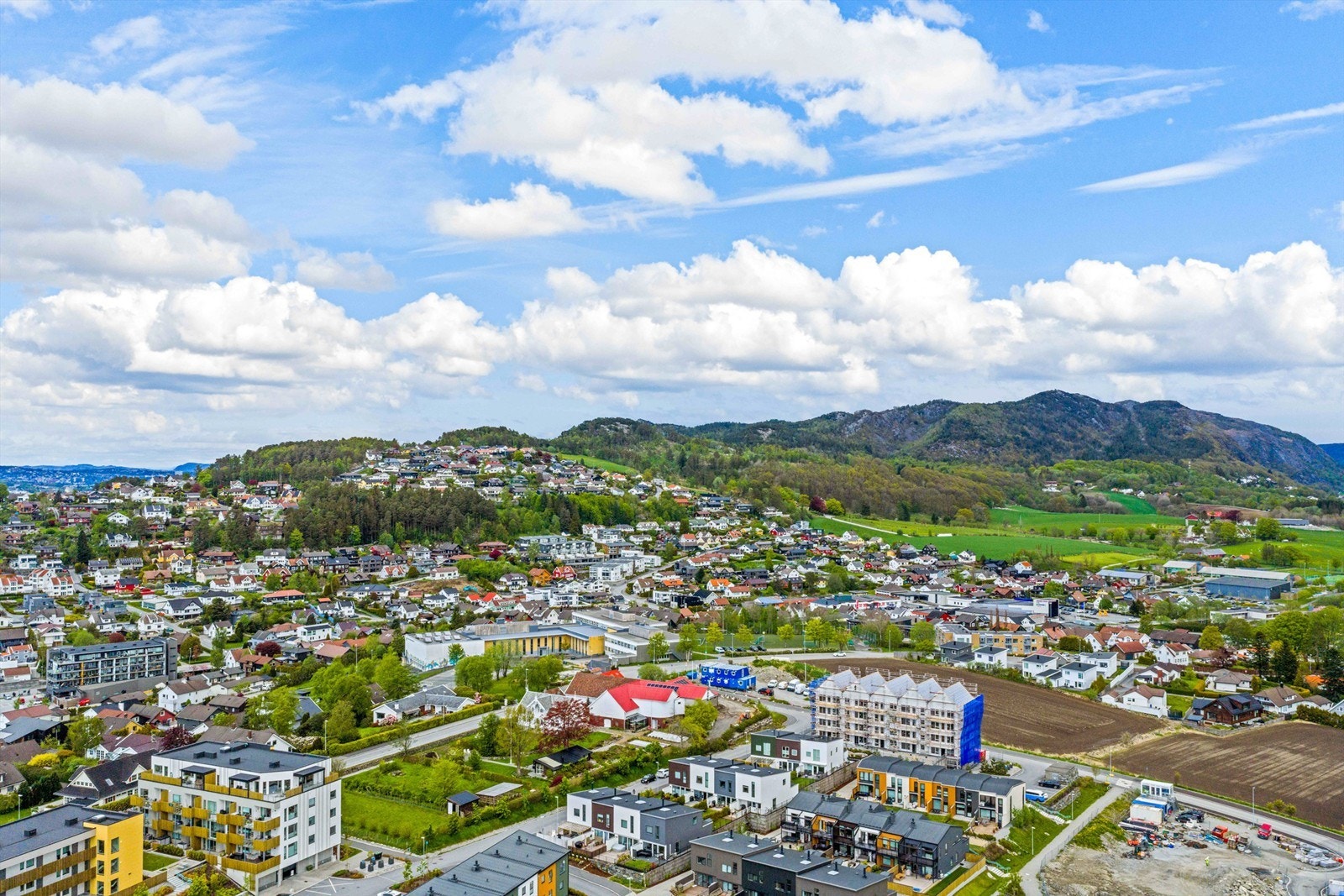 Her er det kort vei til det meste - blant annet dagligvarebutikker, skoler og barnehager, offentlig transport, idrettsanlegg, flotte turområder, E39 og Sandnes sentrum med et bredt servicetilbud. Galleribilde