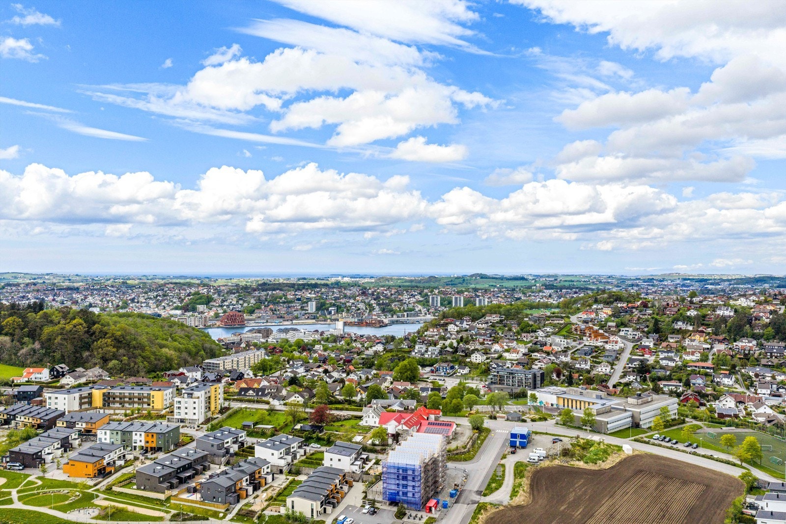 Eiendommen har en attraktiv beliggenhet i et rolig og familievennlig område på Hana/Øygard. Galleribilde