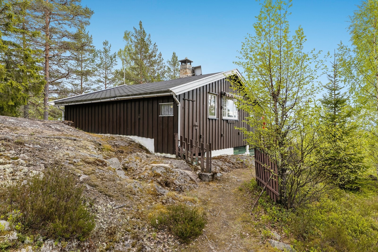 Eiendommen ligger i et område med spredt bebyggelse, noe som gir en usjenert følelse. Det er to boder på baksiden/kortsiden av hytta, perfekt for oppbevaring. Galleribilde
