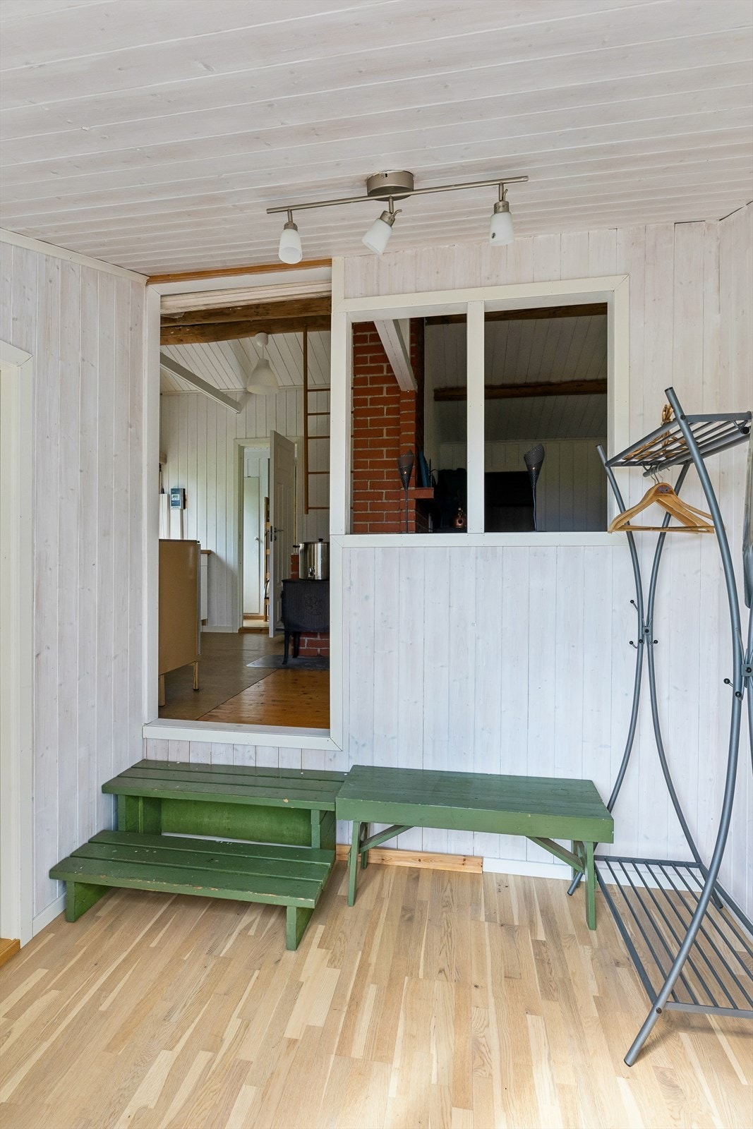 Entréen har en plassbygd trapp som leder opp til hyttas opprinnelige del fra tilbygget. God plass til å henge i fra seg ytterklærne. Galleribilde