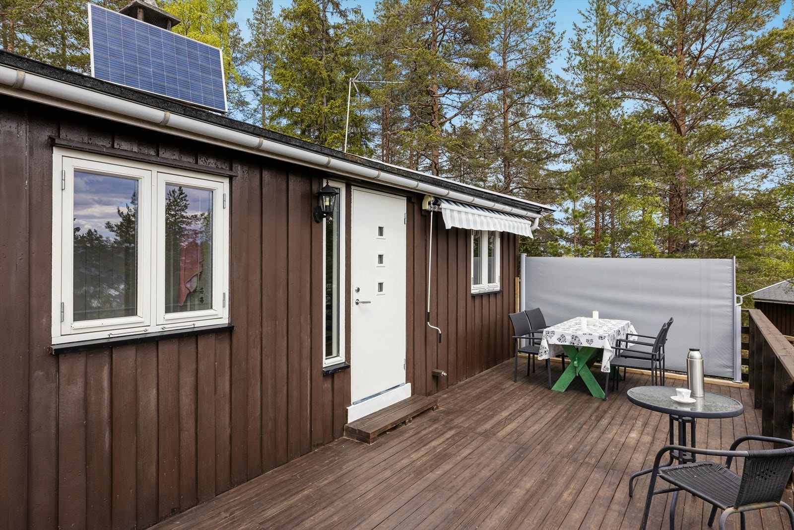 Hytta er utstyrt med et solcellepanel på taket som forsyner belysning og småelektronikk. Galleribilde