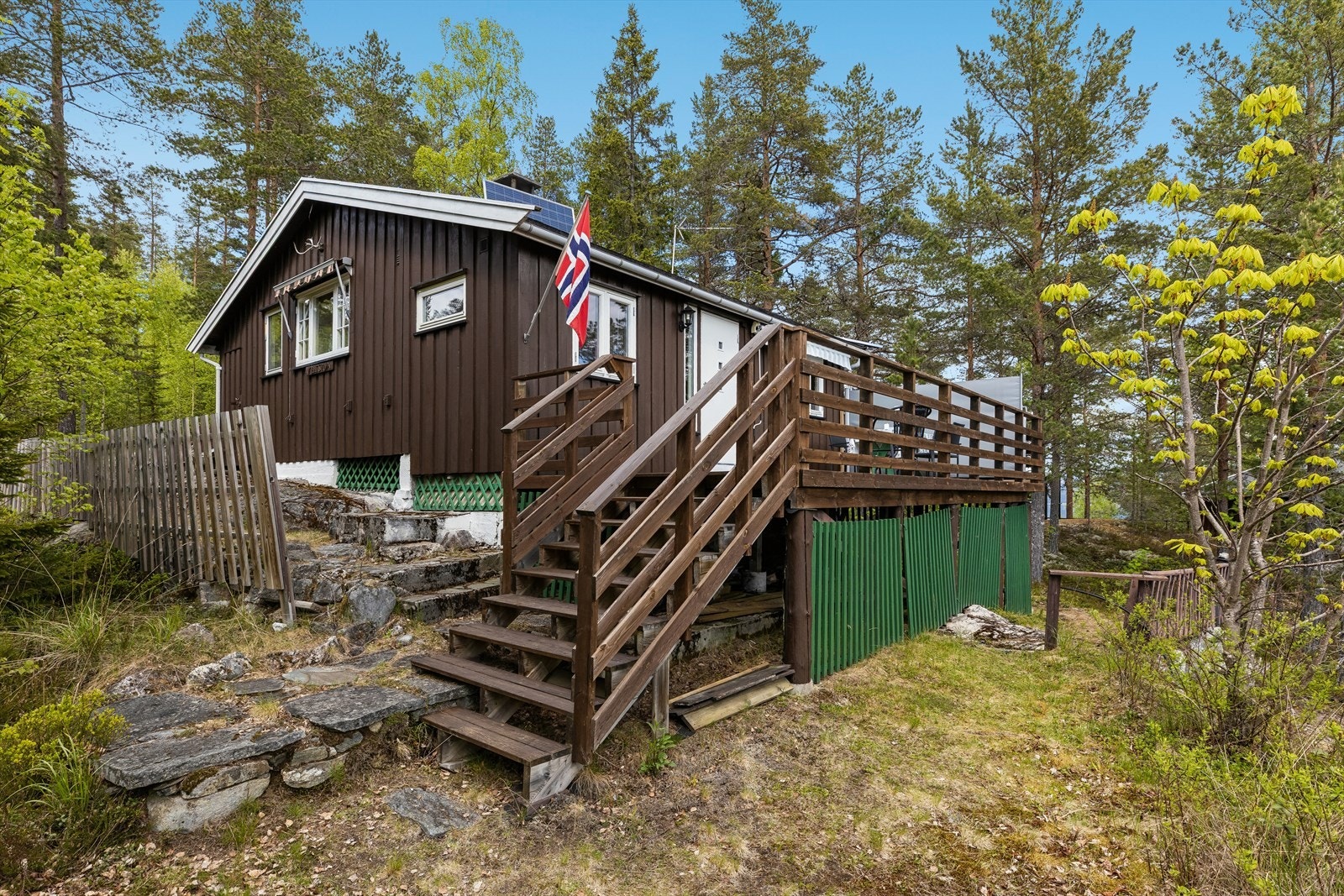 Utvendig trapp i trekonstruksjon leder opp til inngangspartiet og terrassen. Galleribilde