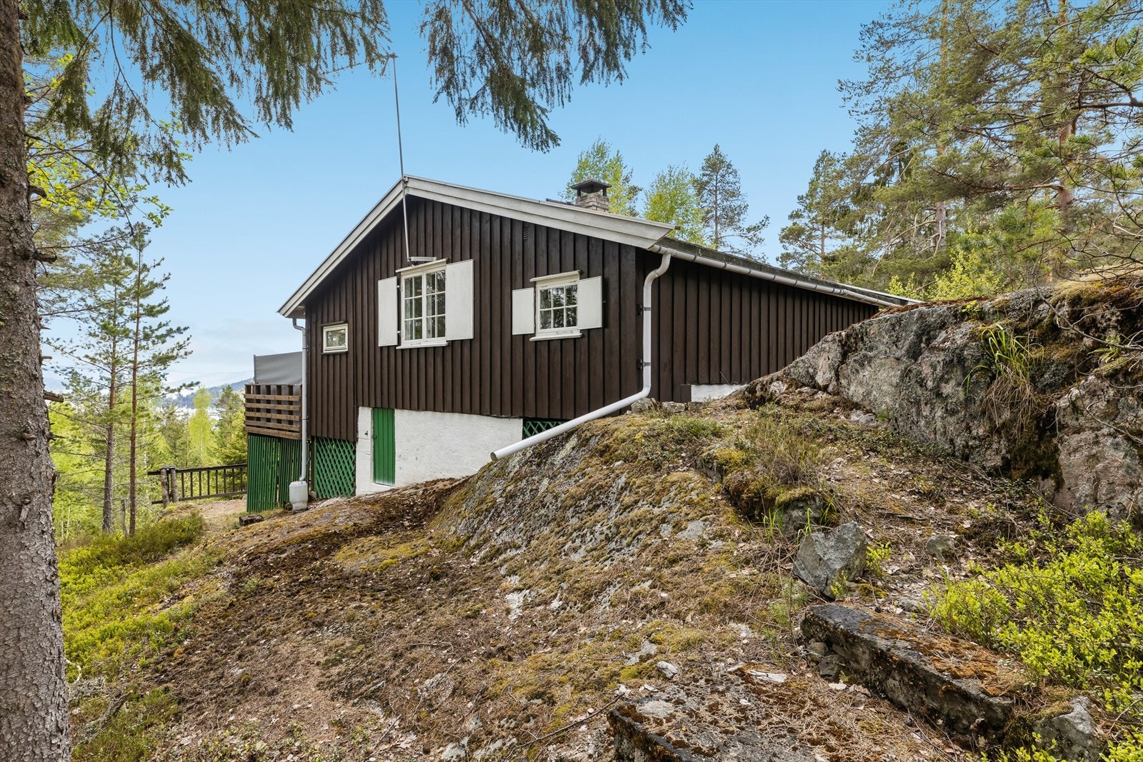 Hytta ligger på en eiet tomt på ca. 1,3 mål, fundamentert på fjell. Man har pumpe fra regnvannstanken som pumper vannet inn på kjøkken og bad. Galleribilde