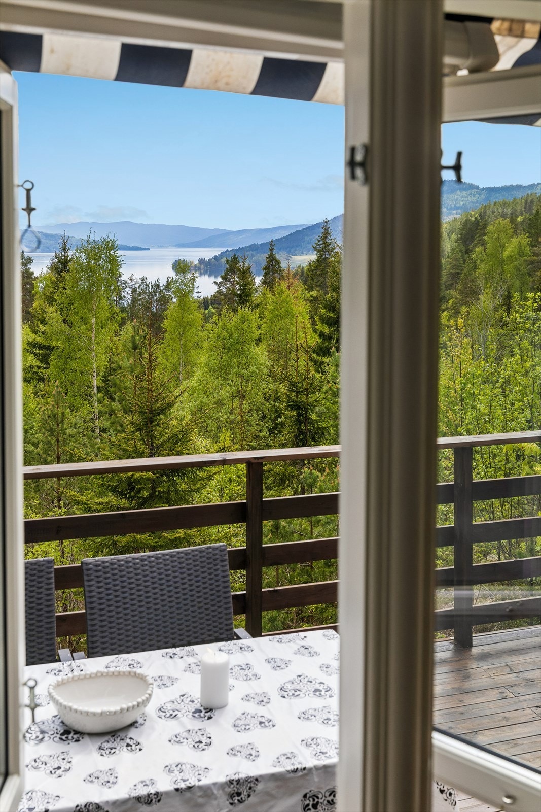 Fra dette rommet kan man nyte utsikten mot terrassen og fjorden. Galleribilde