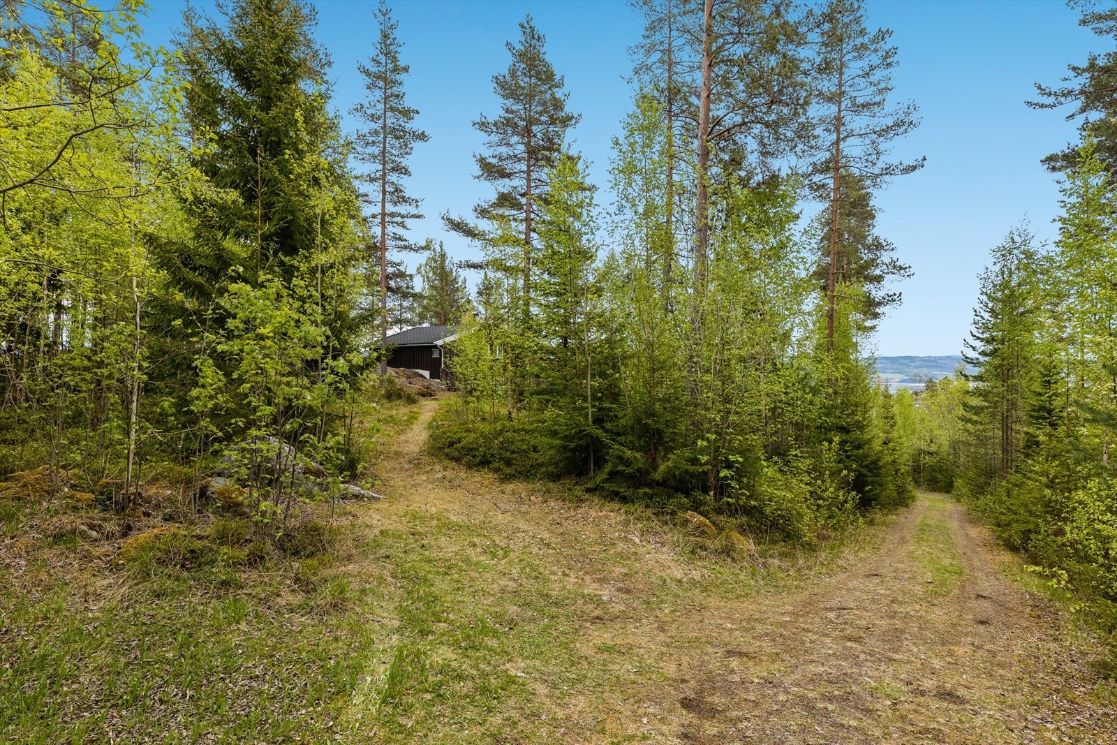 Eiendommen har adkomst via privat vei fra Vestsidevegen, med bilvei helt frem. Man har parkert her, til tross for at dette arealet tilhører gården som eier hovedbølet. Galleribilde