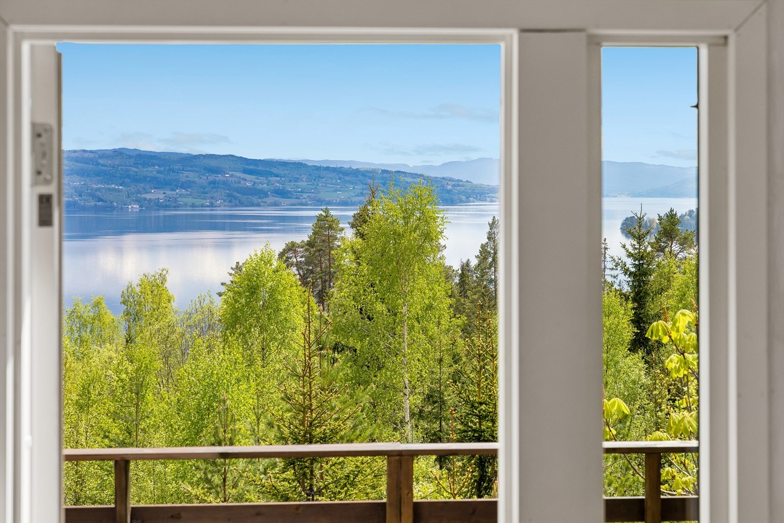 Fritidsbolig med strøm fra solcelleanlegg og en stor, sørvendt terrasse med nydelig utsikt mot Randsfjorden. Galleribilde