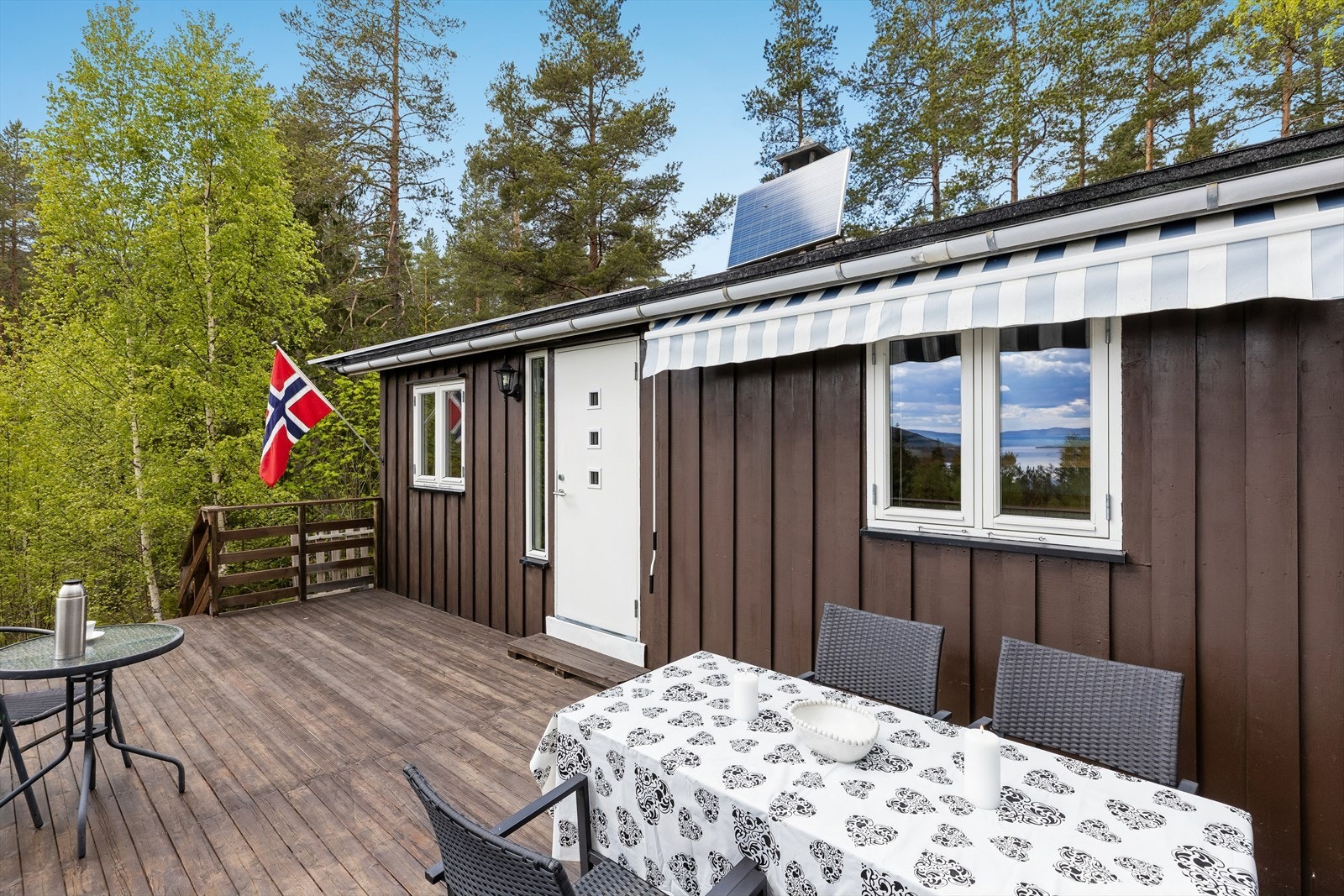 Direkte utgang fra stuen til den store treterrassen. Galleribilde