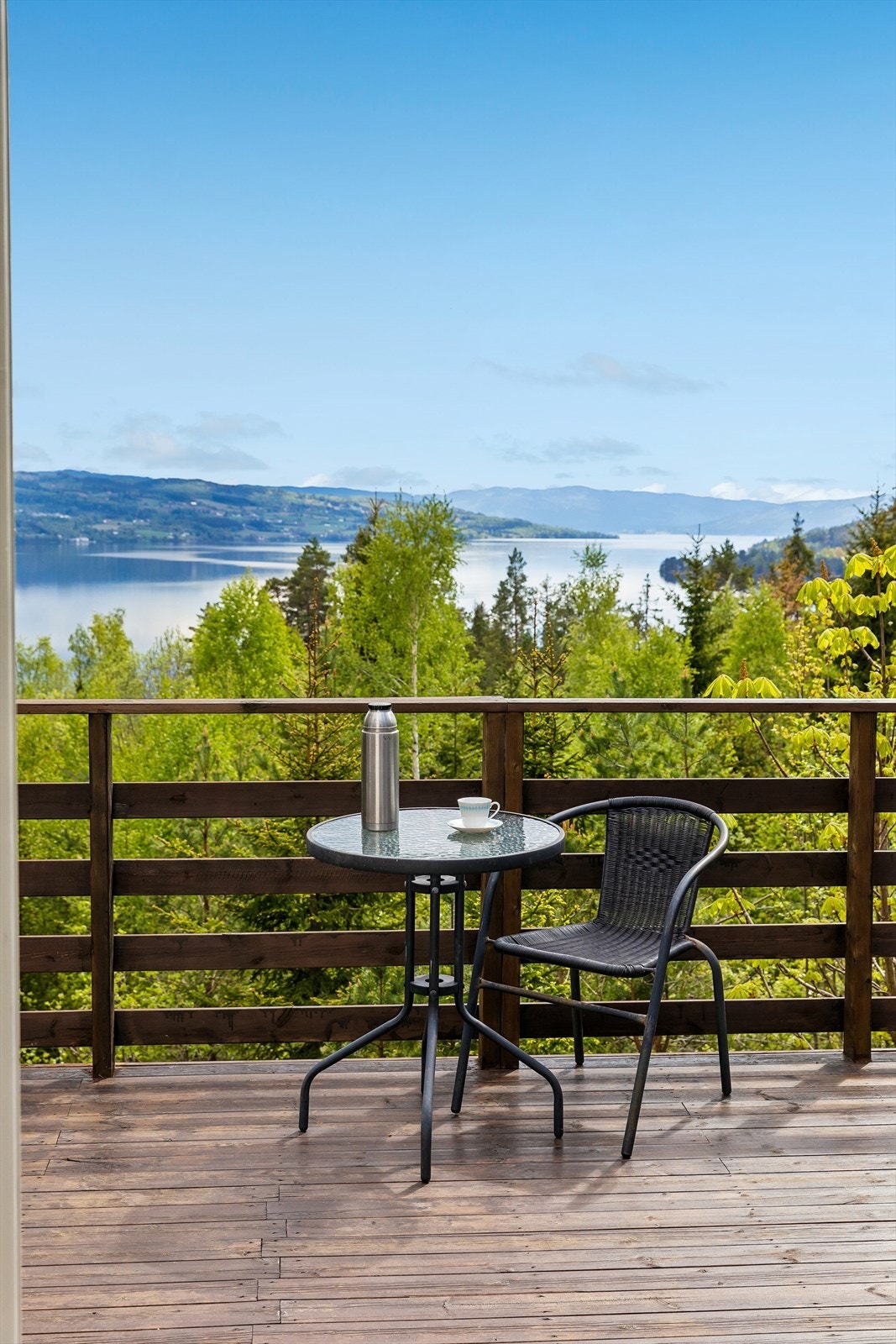 Den sørvendte terrassen er et flott sted for å nyte utsikten over Randsfjorden. Galleribilde