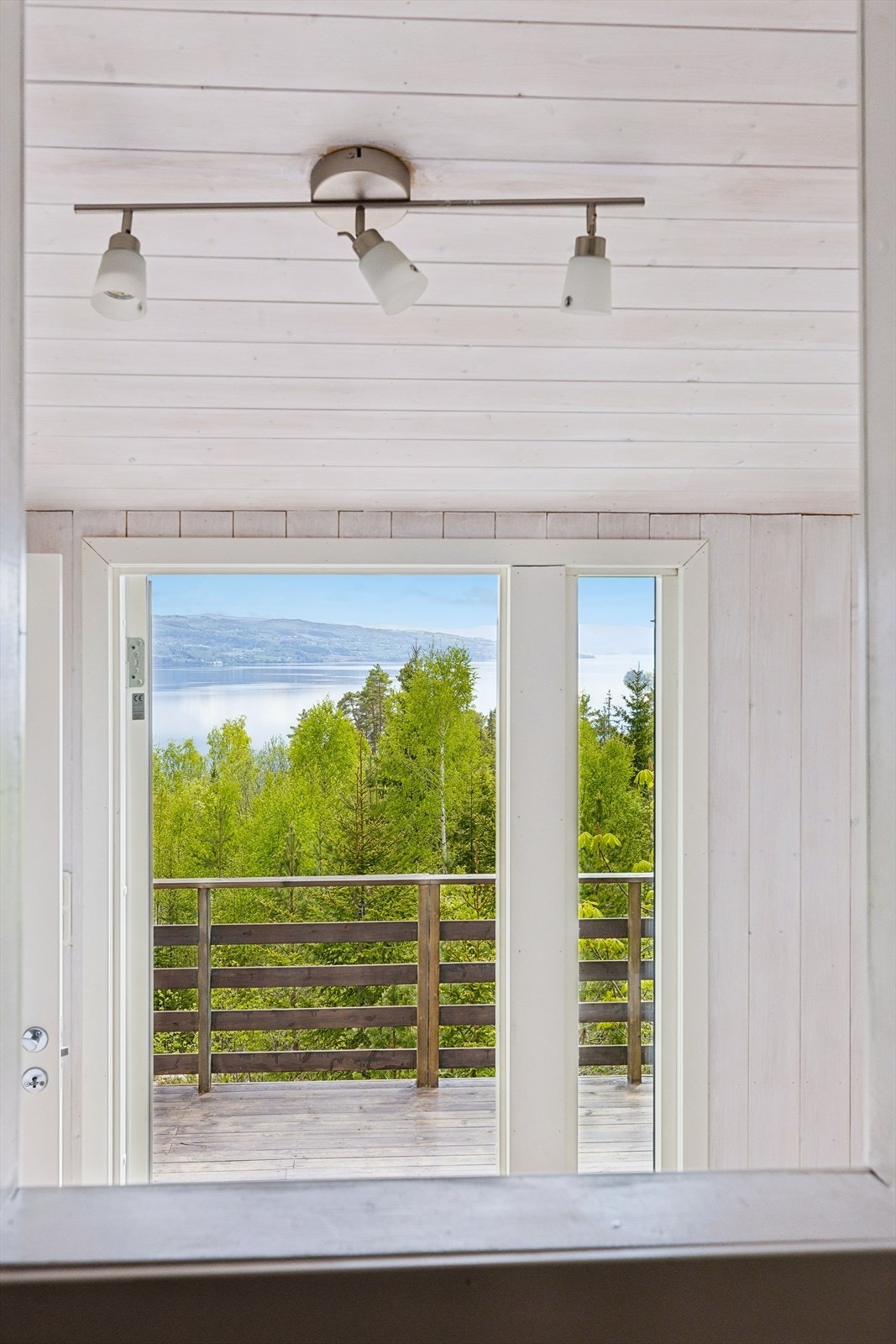 Fra entréen åpner utsikten seg mot terrassen og Randsfjorden. Galleribilde