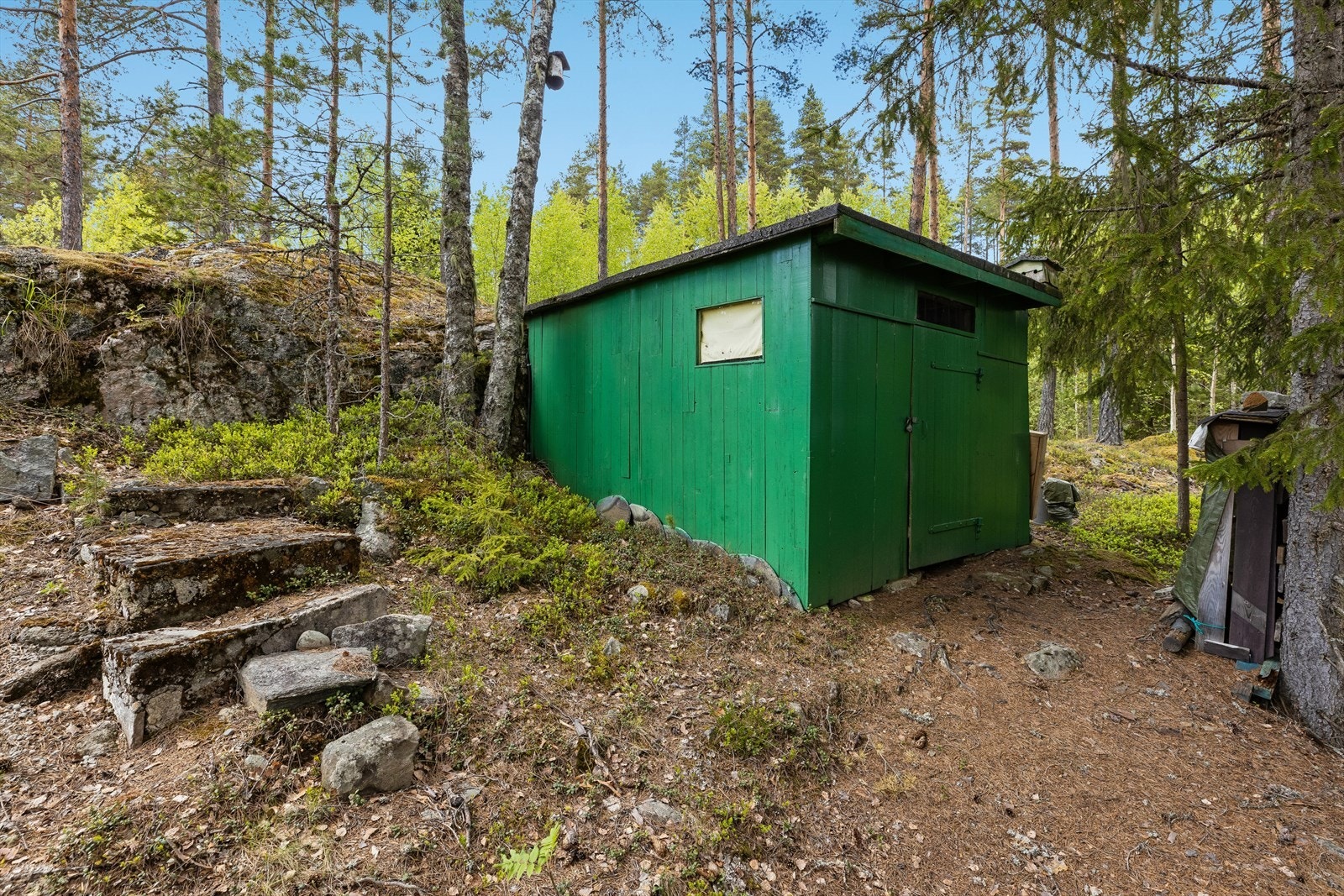 På tomten står et frittstående uthus på 8 m² for ekstra lagringsplass. Galleribilde