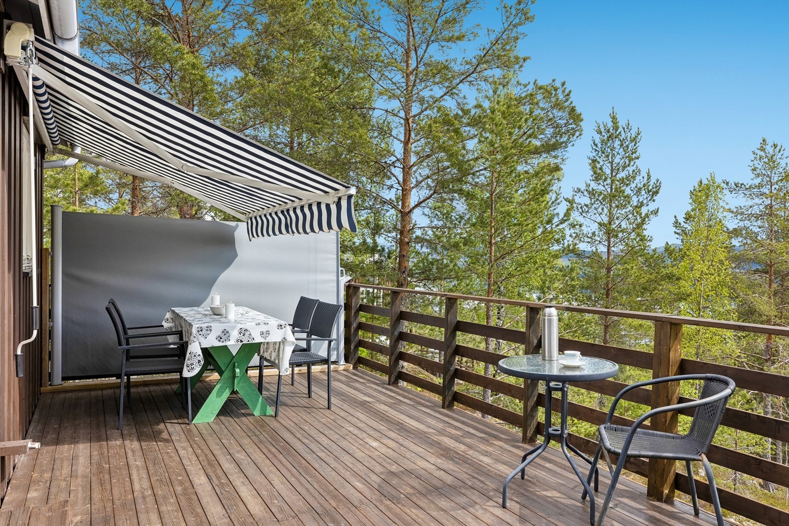 Terrassen har plass til både sittegruppe og spisebord, med mulighet for skjerming mot siden. Galleribilde