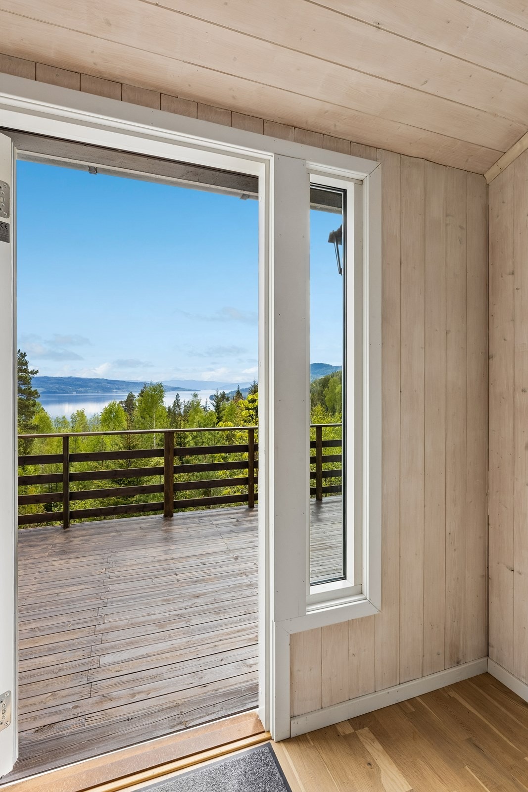 Inngangsdøren er en platedør med glassfelt som gir lys til entréen. Utsikten mot fjorden er magisk. Galleribilde