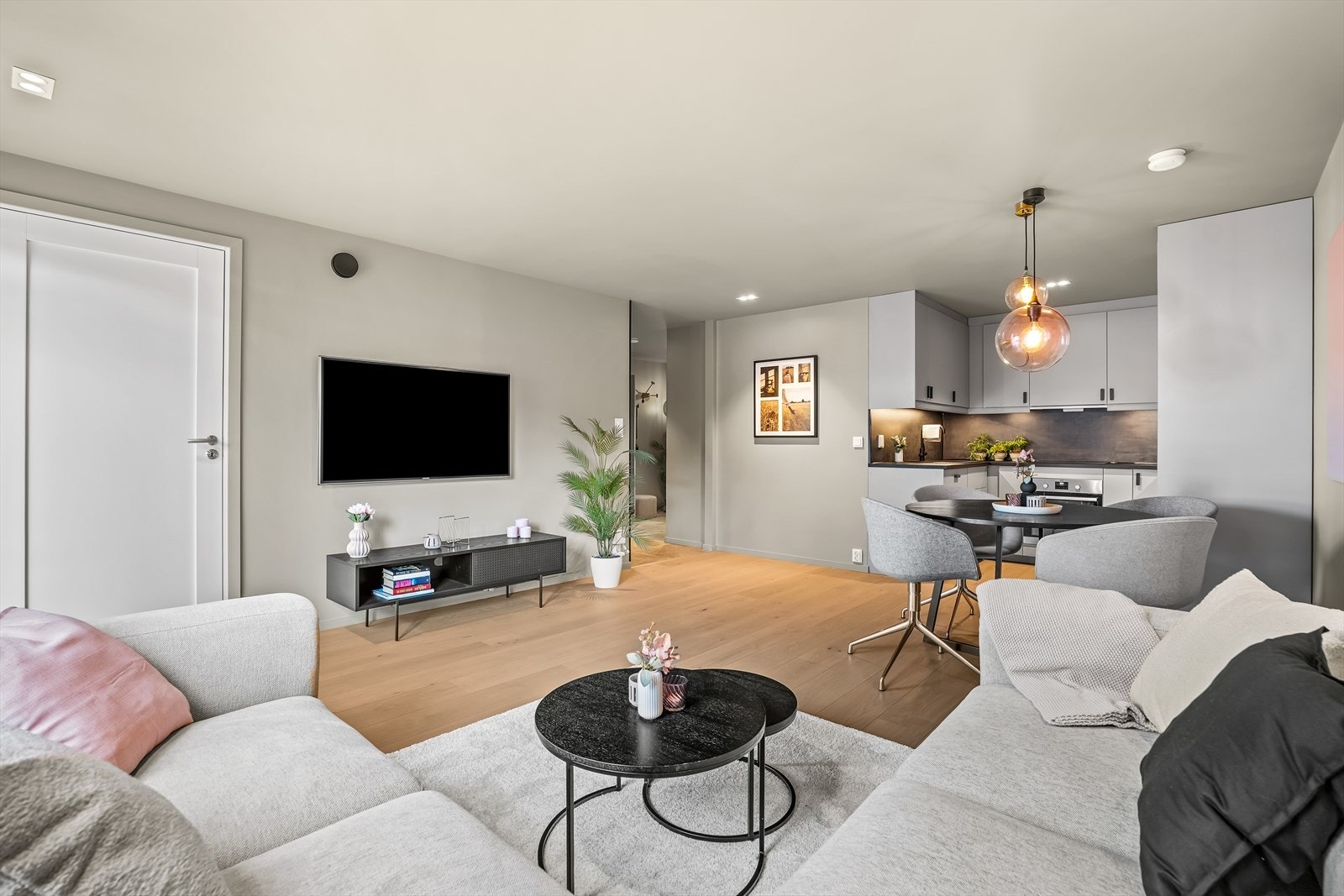 Den åpne løsningen mot kjøkkenet gir en sosial og moderne planløsning som passer perfekt både til hverdags og ved besøk. Galleribilde