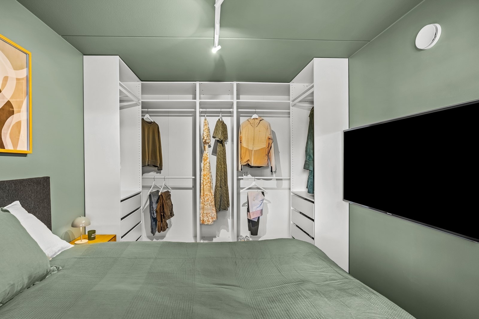 Det er etablert en smart garderobeløsning som gir følelsen av walk-in closet og sørger for svært gode oppbevaringsmuligheter. Galleribilde
