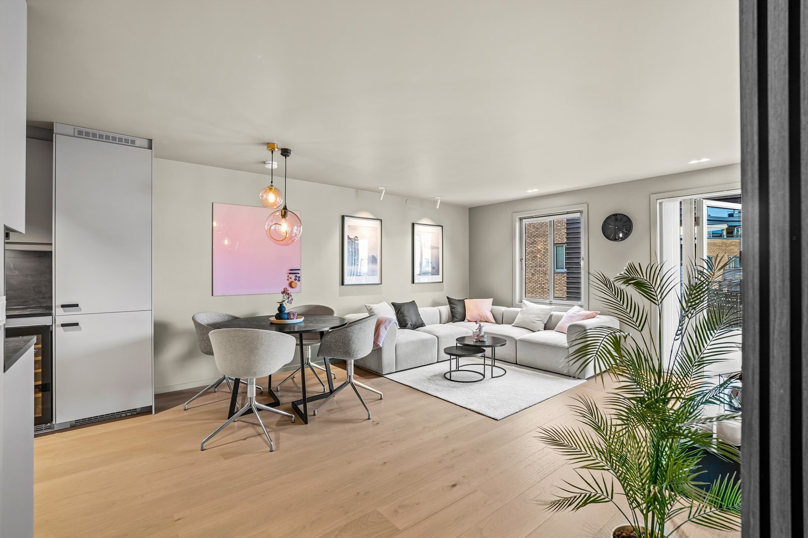 Det første som møter deg er en lys og svært innbydende stue med god plass til både sofagruppe og spisebord. Galleribilde