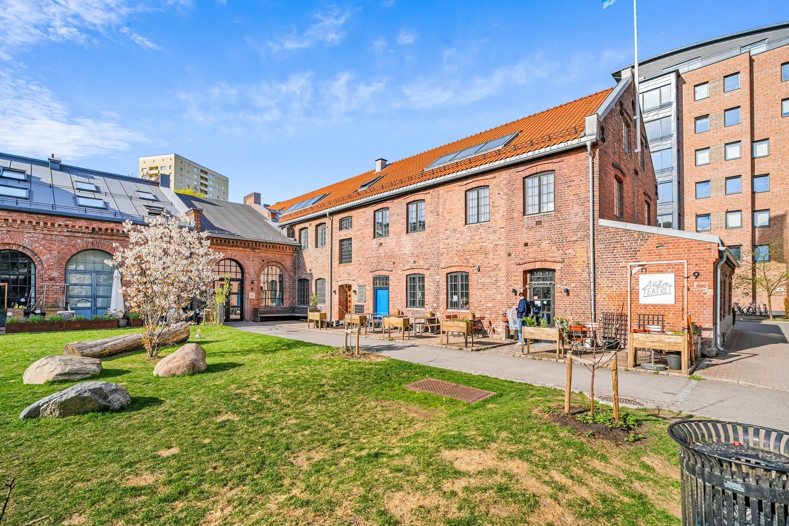 Torshov oppleves som et levende og sosialt område med det beste av bylivet rett utenfor døren. Kulturlivet står sterkt i området med blant annet Det Andre Teatret, Trikkestallen, Cosmopolite og kulturslottet Soria Moria. Galleribilde