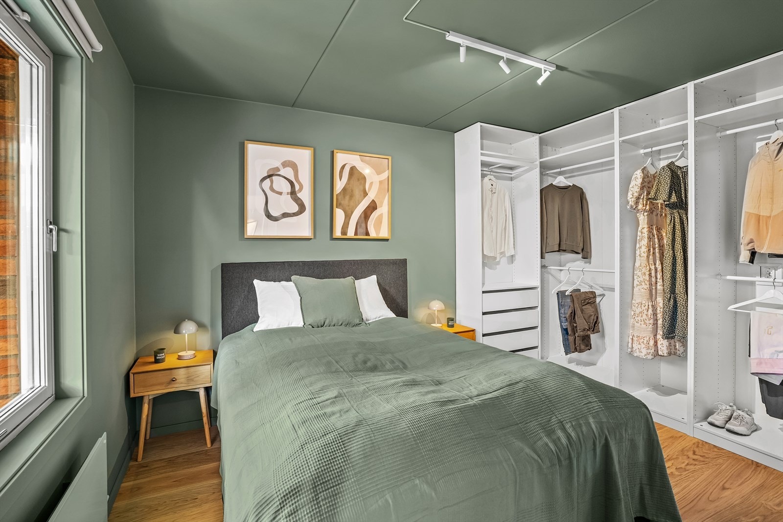 Romslig soverom med behagelige fargetoner og god plass til dobbeltseng. Galleribilde