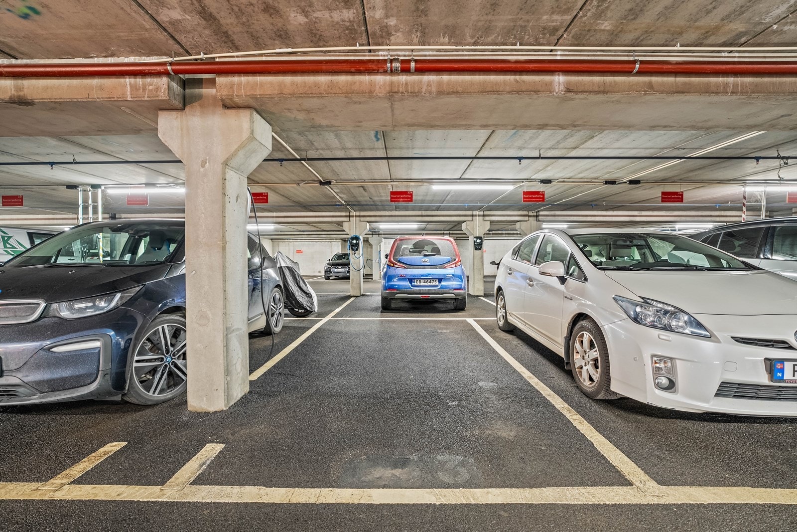 Med leiligheten følger det eksklusiv bruksrett til fast parkeringsplass i felles garasjeanlegg, plass nummer 334. Det er også 22 gjesteparkeringsplasser med 4 timer gratis parkering. Galleribilde