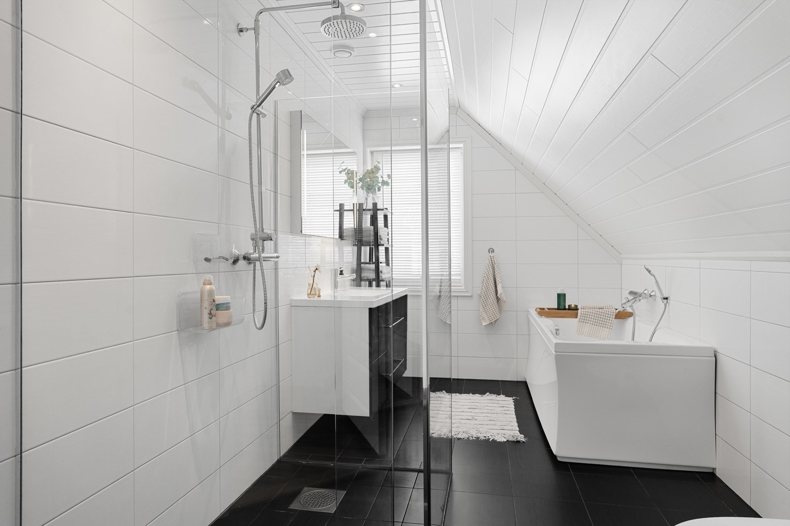 Flott (helfliset) bad m/både badekar og dusjhjørne i 2.etg. Galleribilde