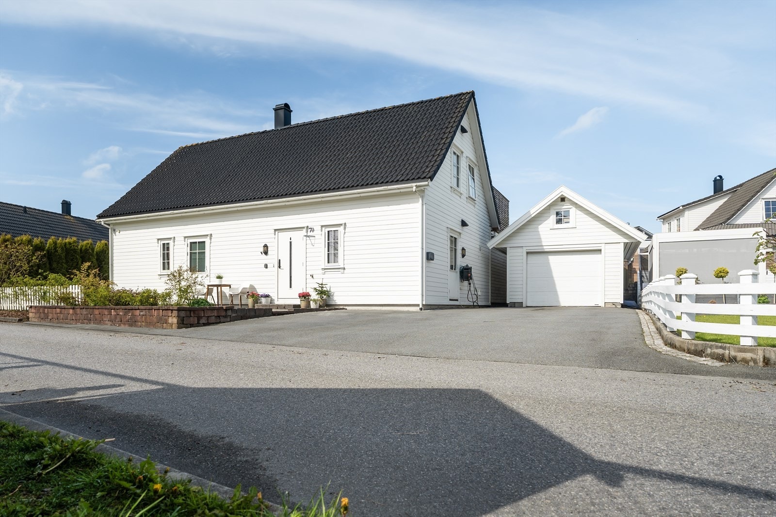 Torvvikvegen 70 er en innholdsrik og meget flott enebolig over 2 etasje m/frittstående garasje Galleribilde