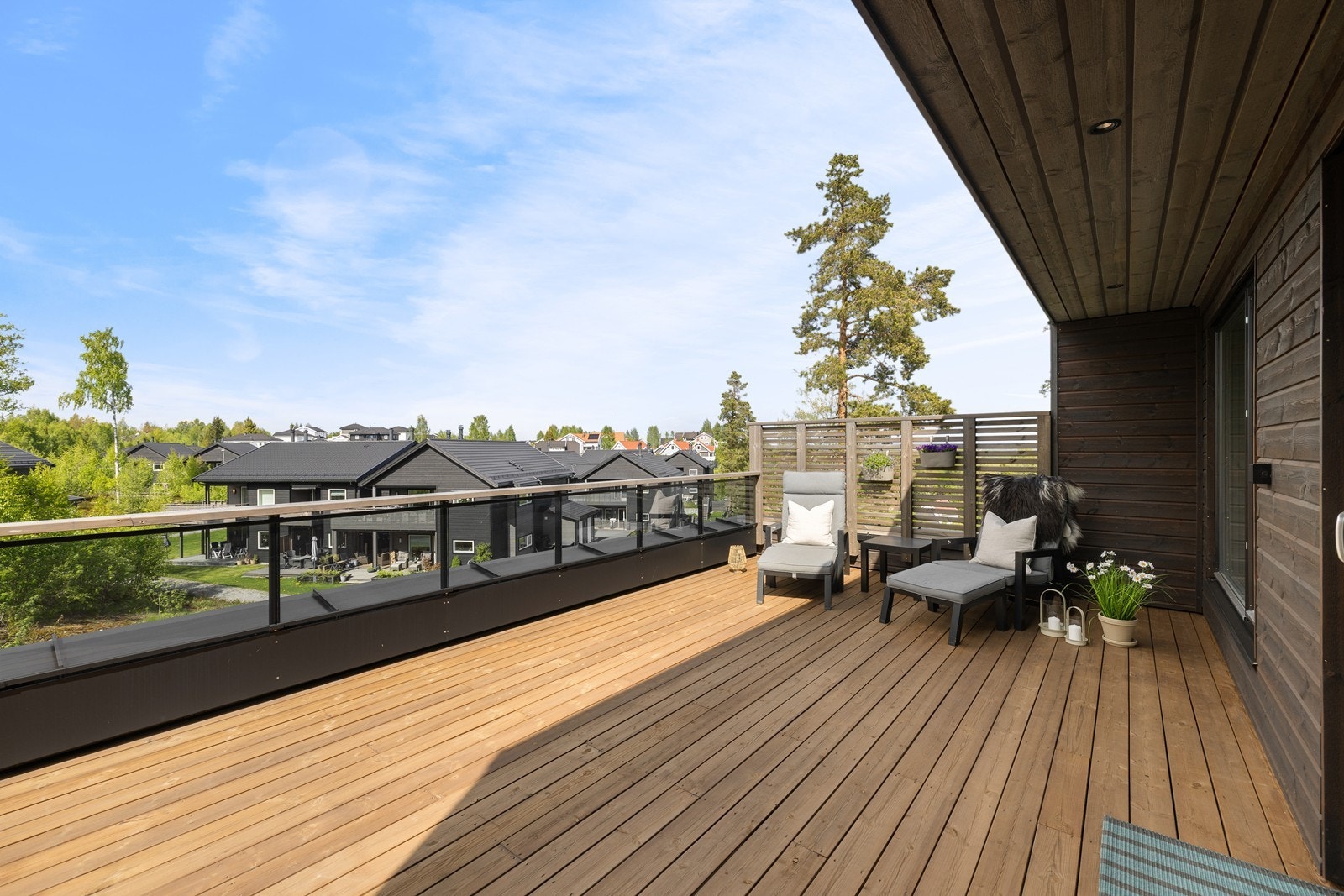 Det er utgang til både en takterrasse og en balkong med tregulv. Takterrassen, som også har tilgang via utvendig trapp fra 2. etasjes takterrasse, har en størrelse på hele 28 m². Galleribilde