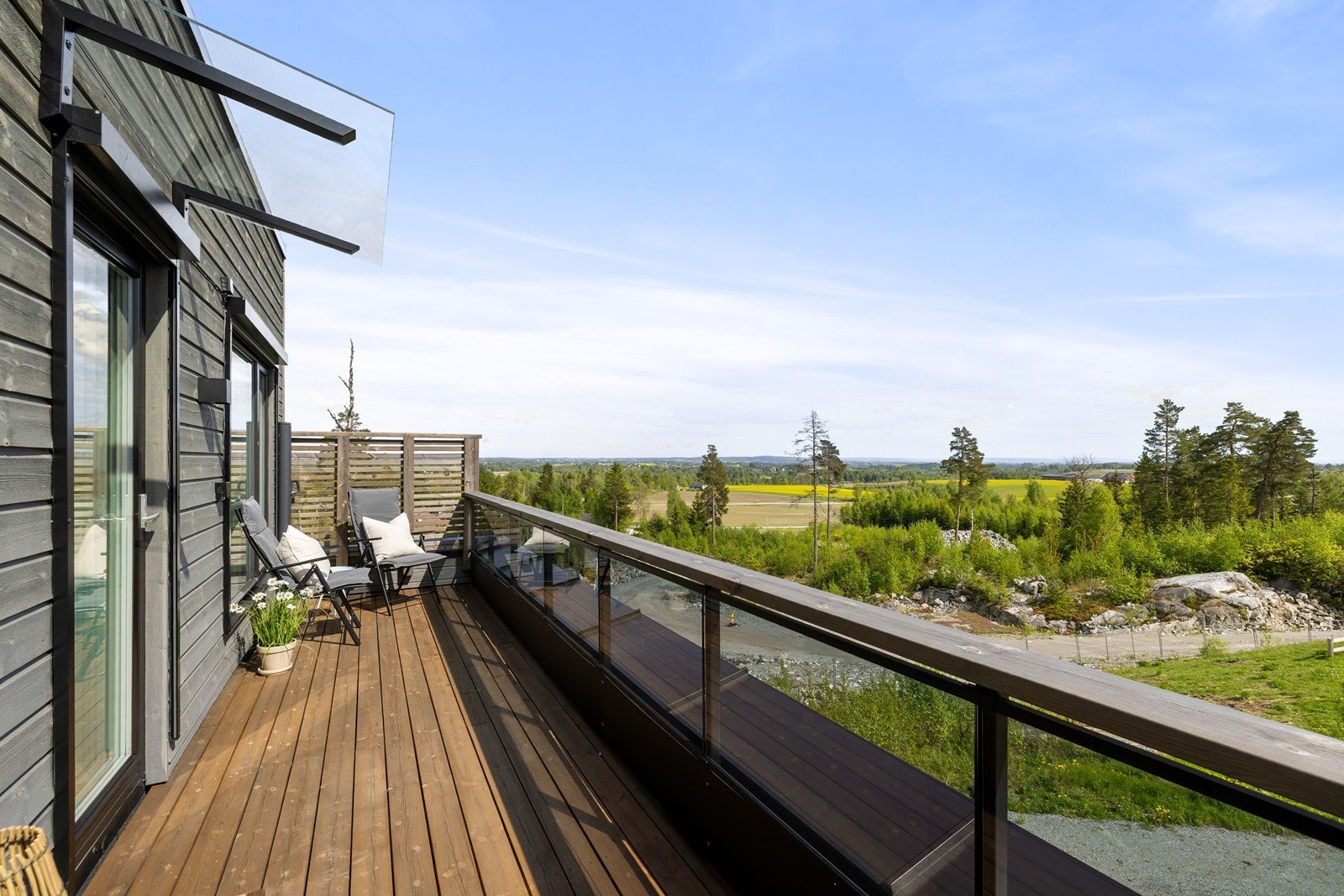 Balkongen er målt til 11 m². Her er det bare å flytte seg etter solen og nyte sommerhalvåret! Galleribilde