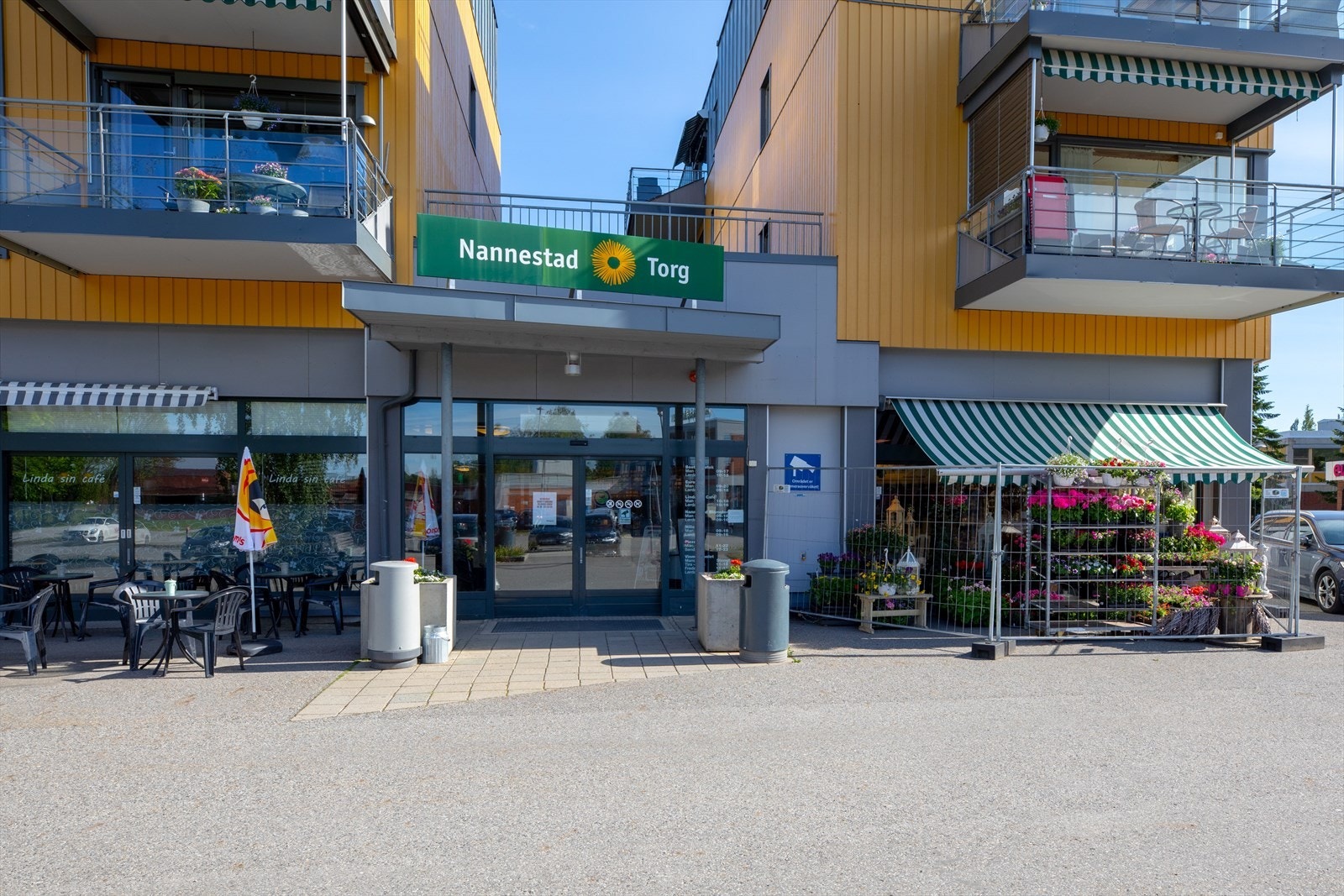 En kort kjøretur fra boligen ligger Nannestad torg. Her er det både Rema, Kiwi, spisesteder, bokhandel, apotek, vinmonopol og mer. Galleribilde