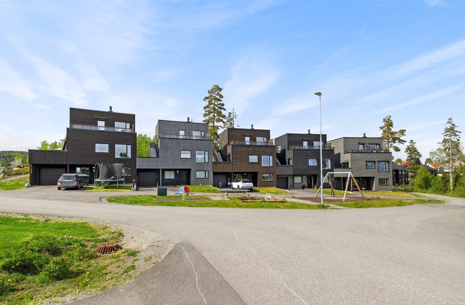 Det er etablert lekeplass rett utenfor boligen, i tillegg er det umiddelbar nærhet til flotte turområder i Romeriksåsen. Galleribilde