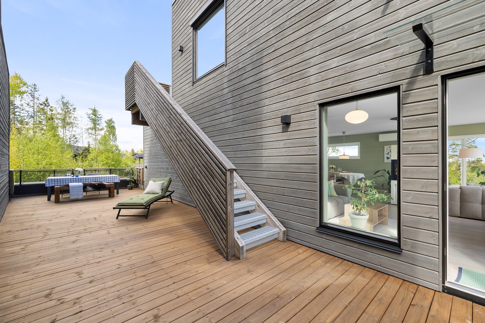Fra stuen er det i tillegg utgang til en herlig takterrasse på 43 m². Fra takterrassen er det trapp opp til nok en takterrasse. Galleribilde