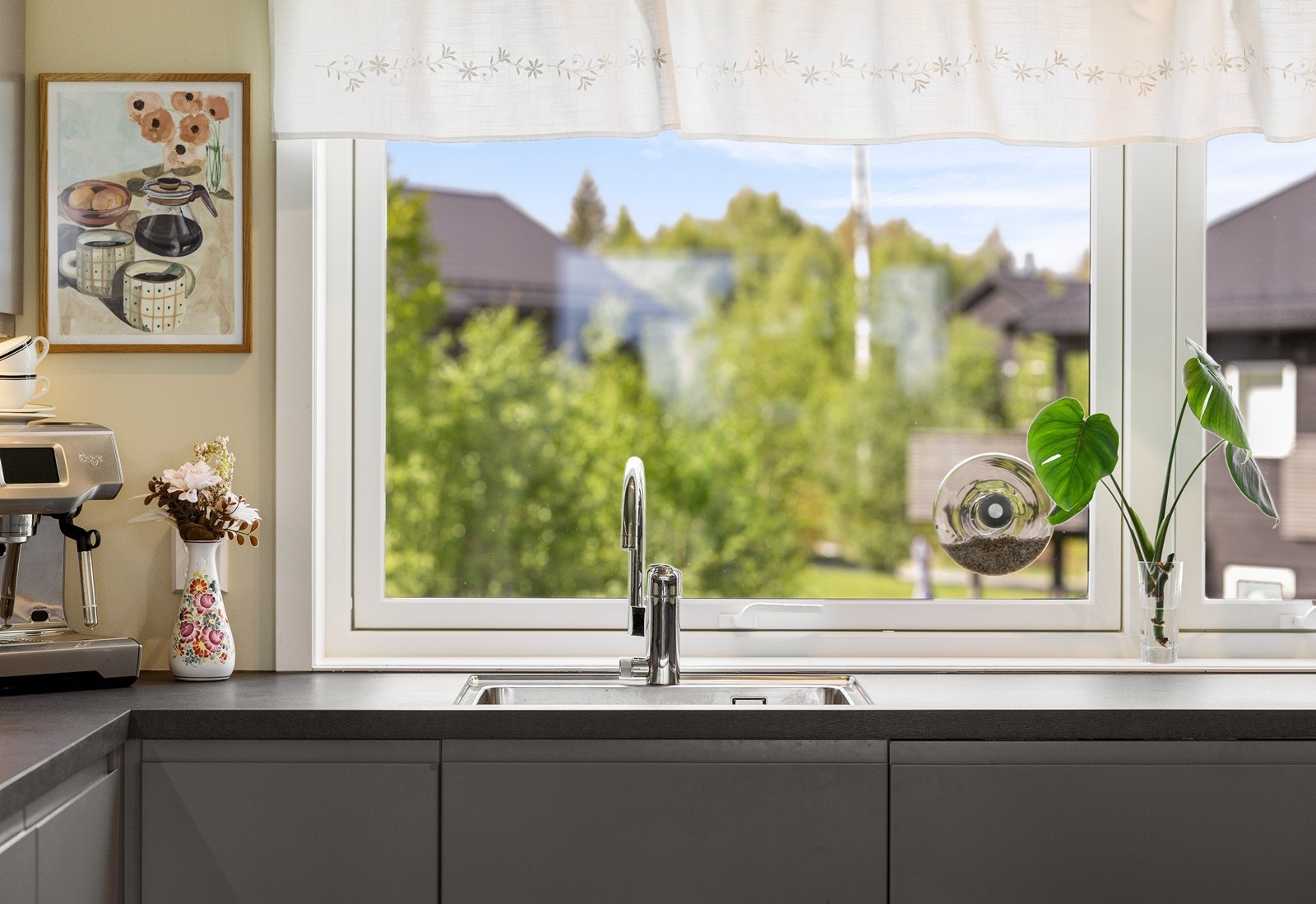 Innredningen har slette grå skapfronter, samt laminert benkeplate med nedfelt oppvaskkum og 1-greps blandebatteri. Galleribilde